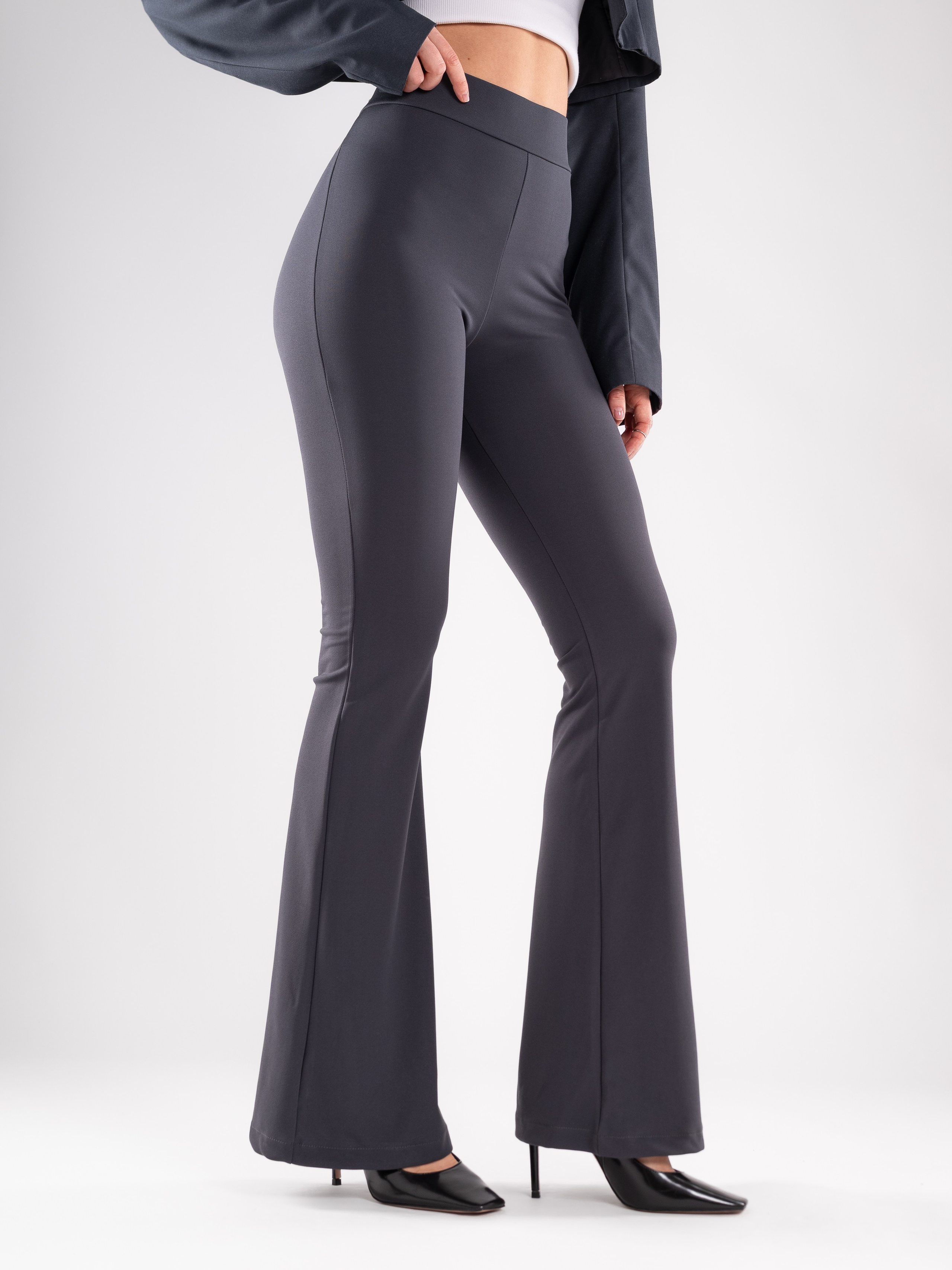 Брюки клёш. Предметный фотограф, фото для маркетплейсов Пятигорск, КМВ