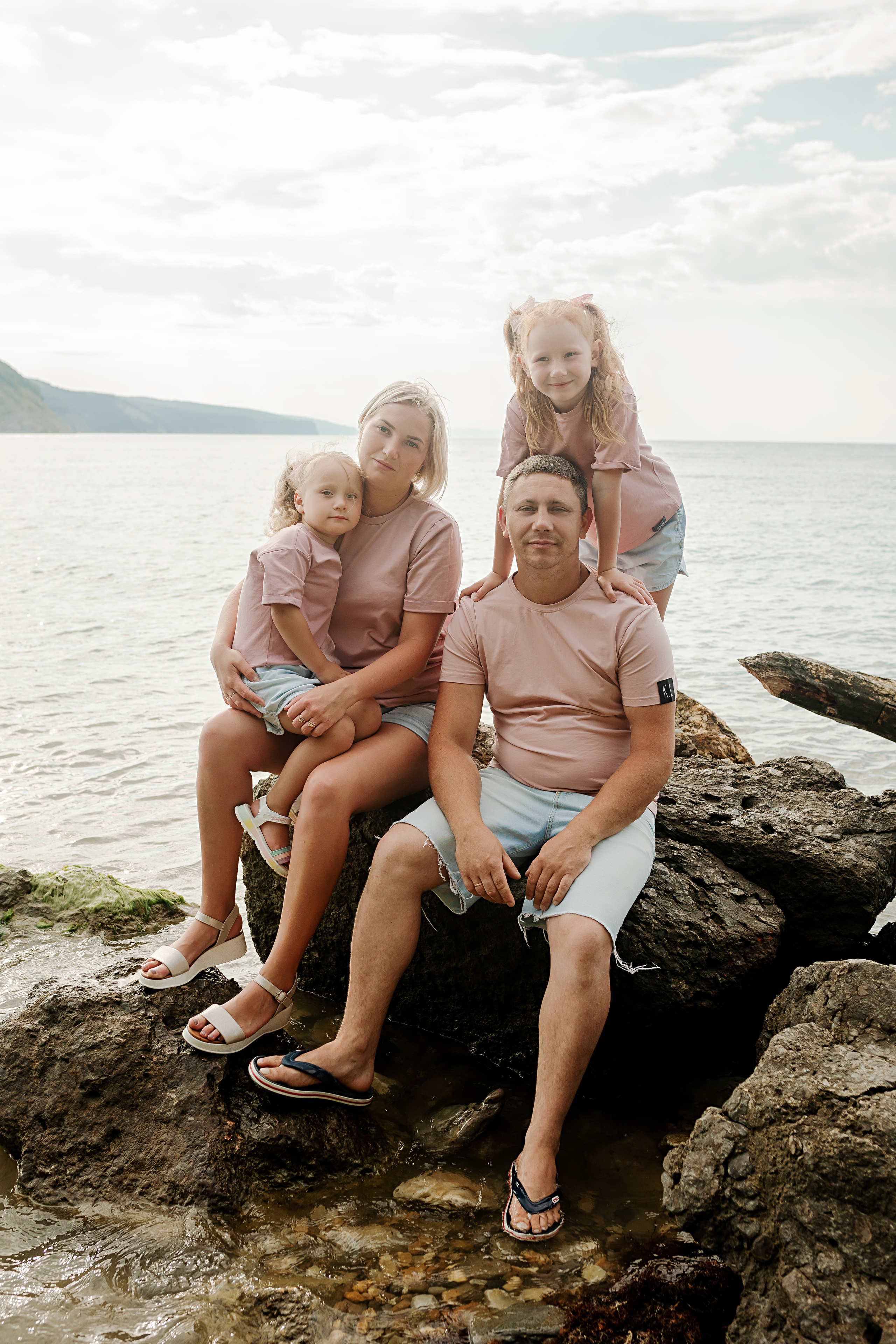 Анастасия и Сергей с Соней и Ариной. Фотограф в Геленджике, Архипо-Осиповке, Абрау-Дюрсо, Кринице Виктория