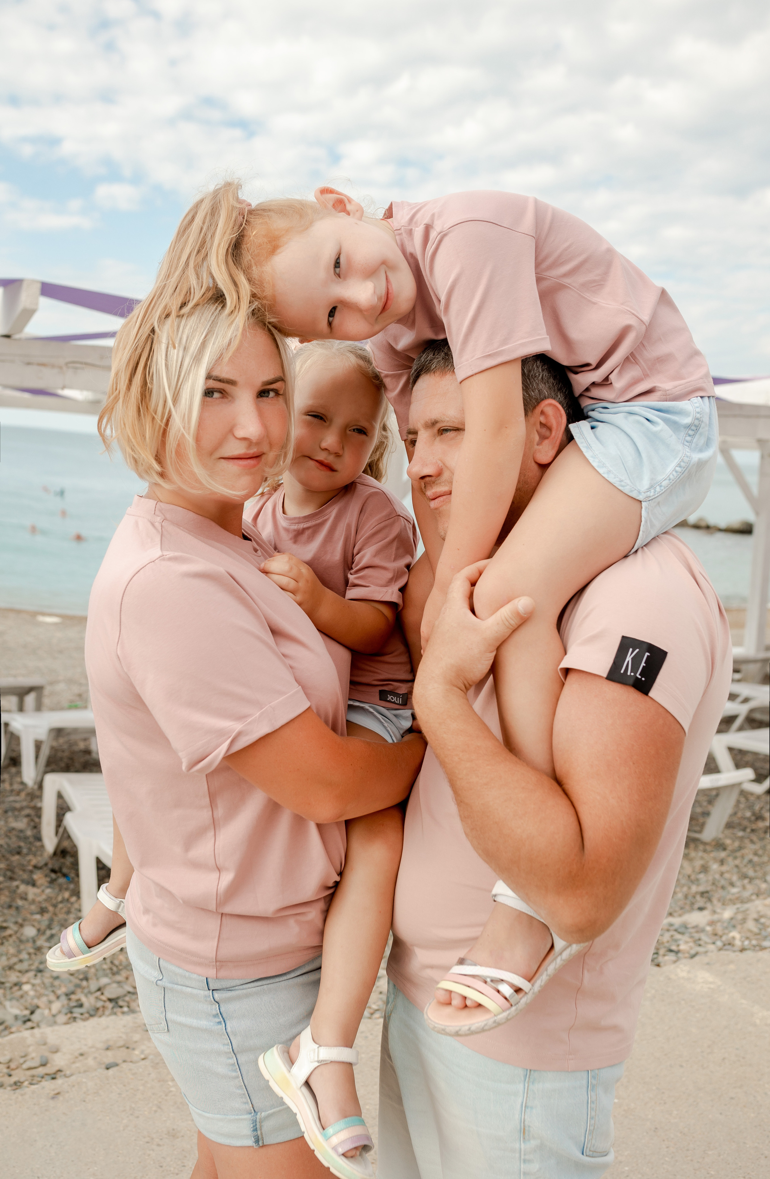 Анастасия и Сергей с Соней и Ариной. Фотограф в Геленджике, Архипо-Осиповке, Абрау-Дюрсо, Кринице Виктория