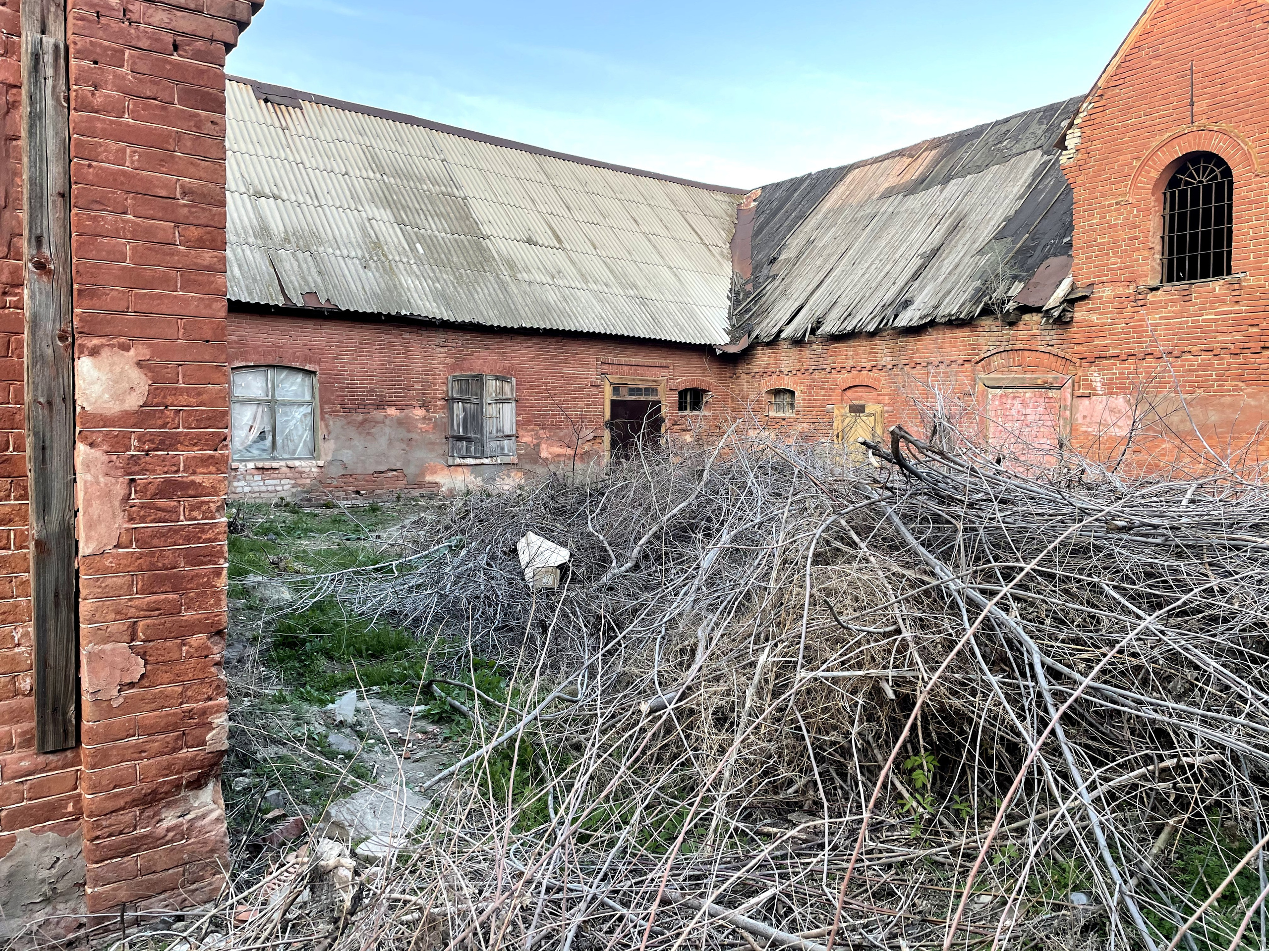 20 104 Здание из красного кирпича. ВИЗУАЛЬНЫЕ И ЗВУКОВЫЕ РЕШЕНИЯ ДЛЯ БИЗНЕСА И СЪЁМОК ТЕЛЕТЕЛА