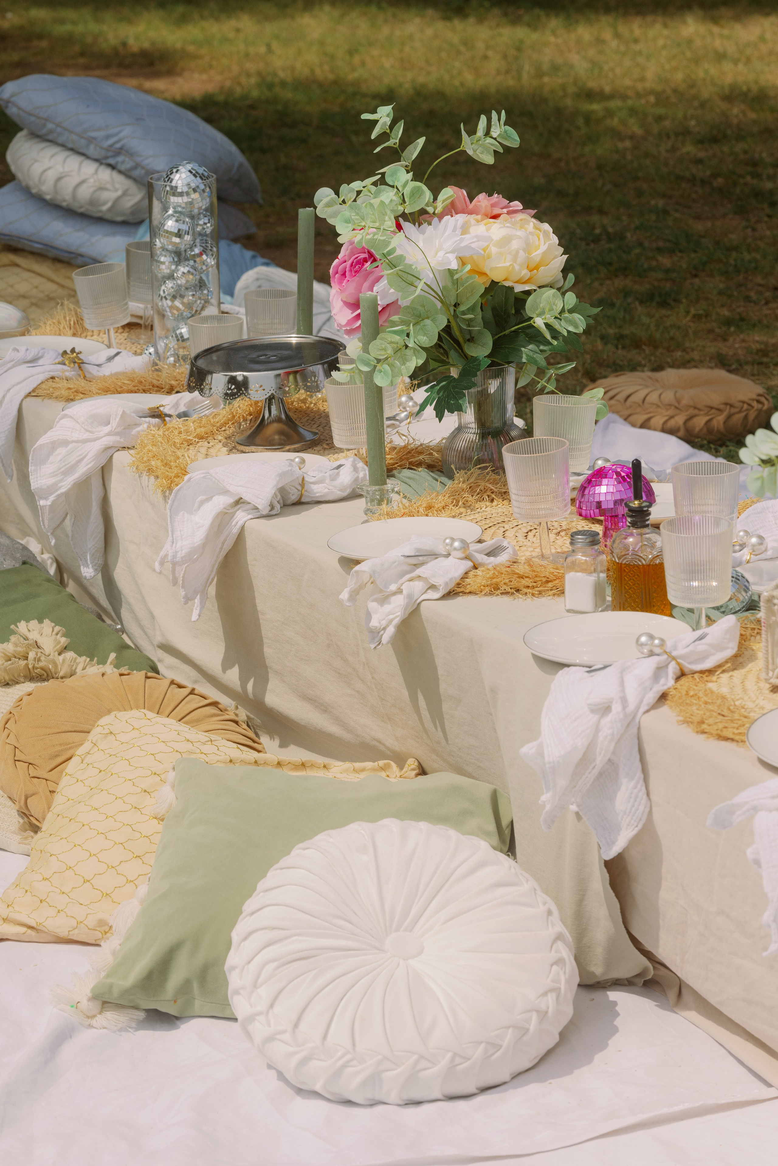 Bachelorette picnic in Barcelona. Europe Wedding Photo  — destination wedding photography across Europe and the Middle East