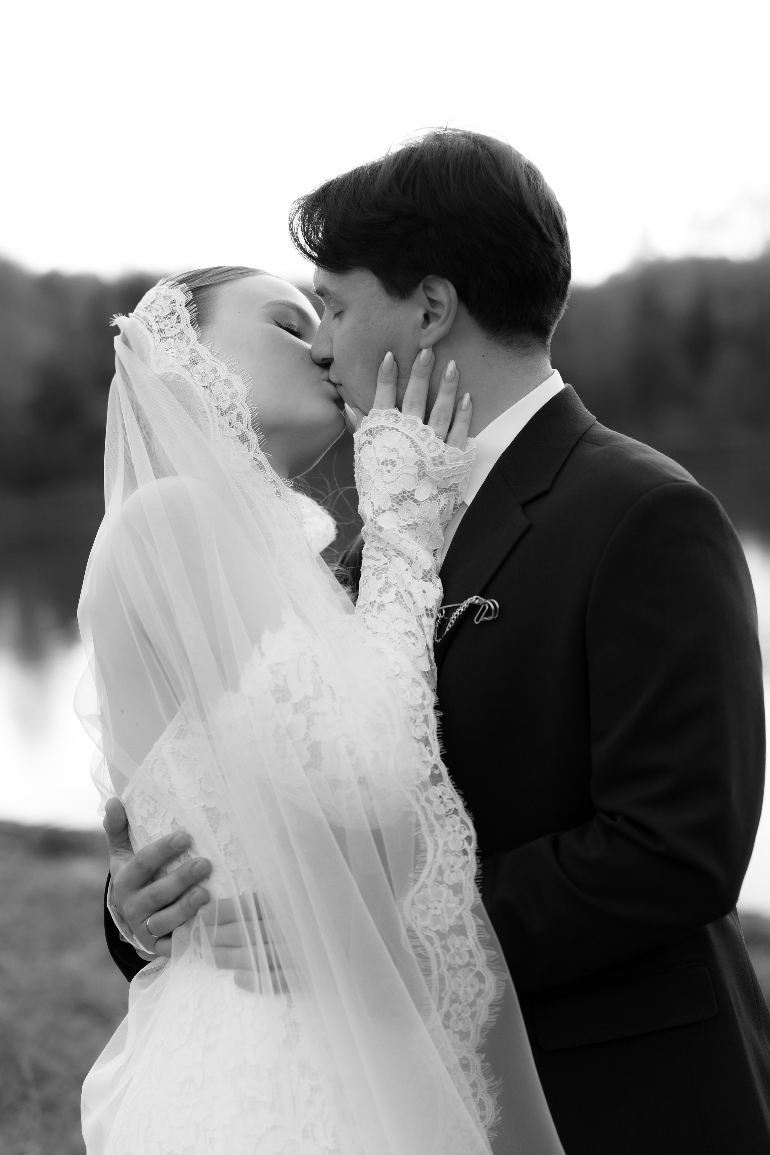 Таня и Тимур, утренние сборы в квартире и свадебный ужин. Фотограф любви в городе Казань