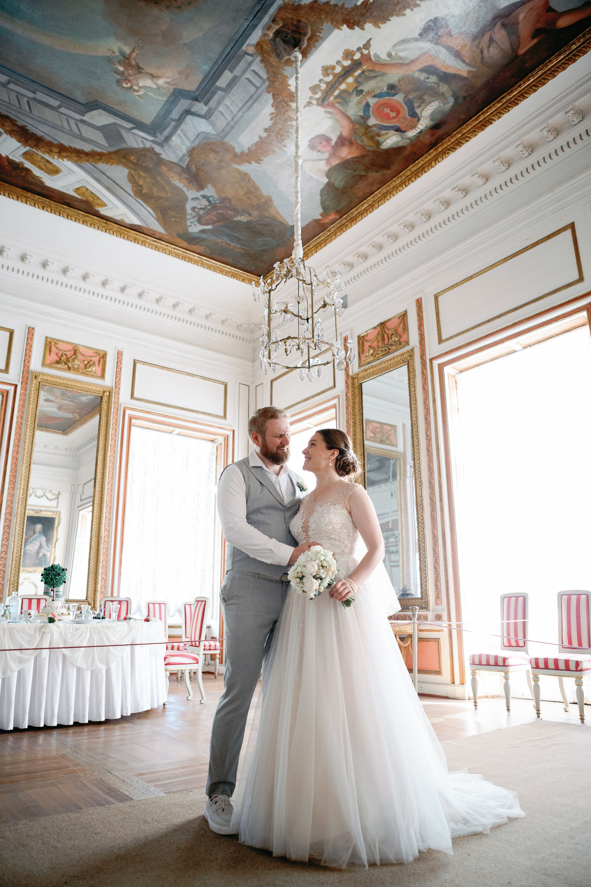 Музей заповедник Кусково. Жених и невеста стоят внутри дворца.