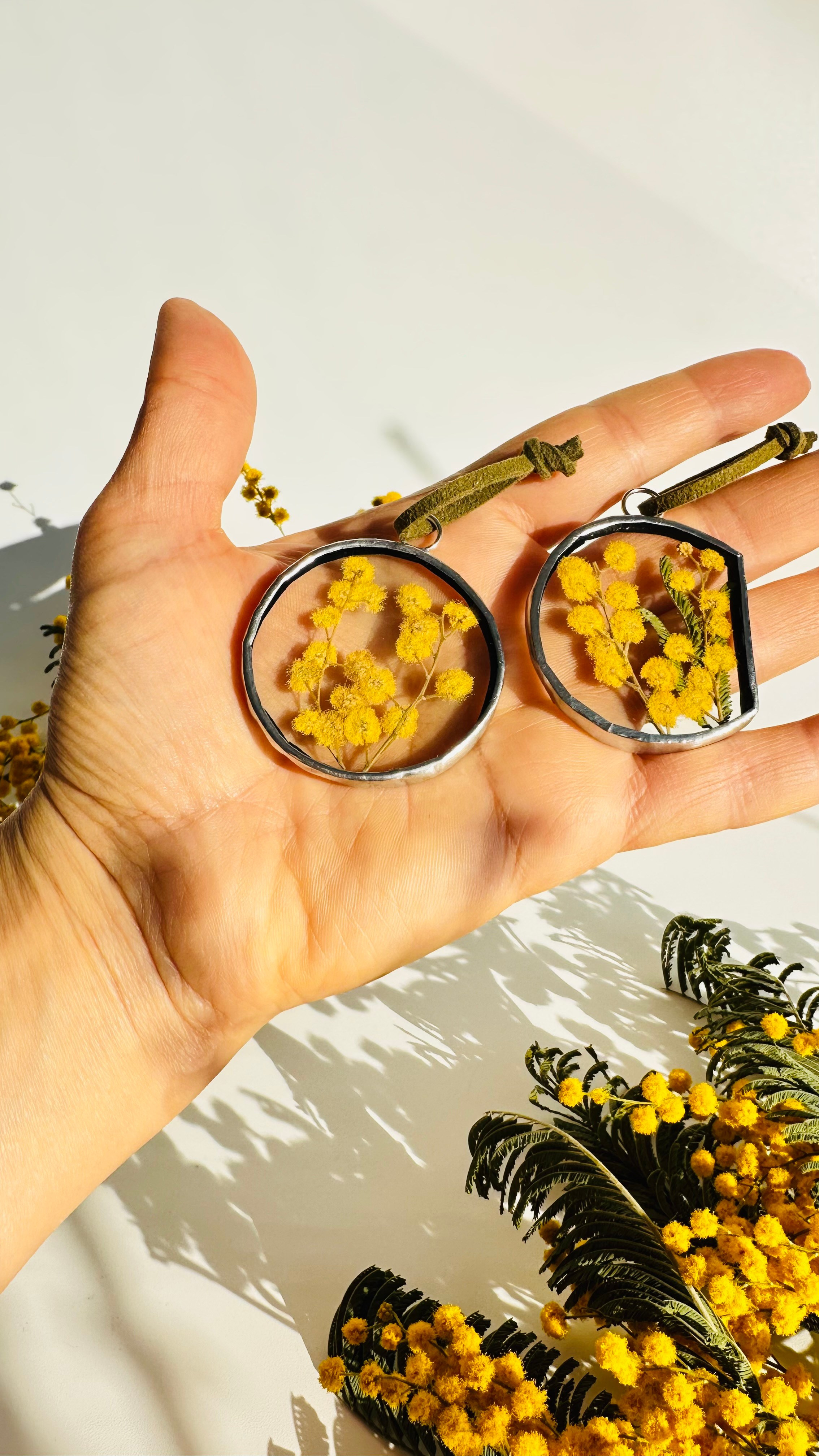 Декор для интерьера (комплект украшений для дома) подвески-игрушки с мимозой в технике тиффани. Гербарий в стекле, интерьерные панно, витражи с сухоцветами в технике тиффани