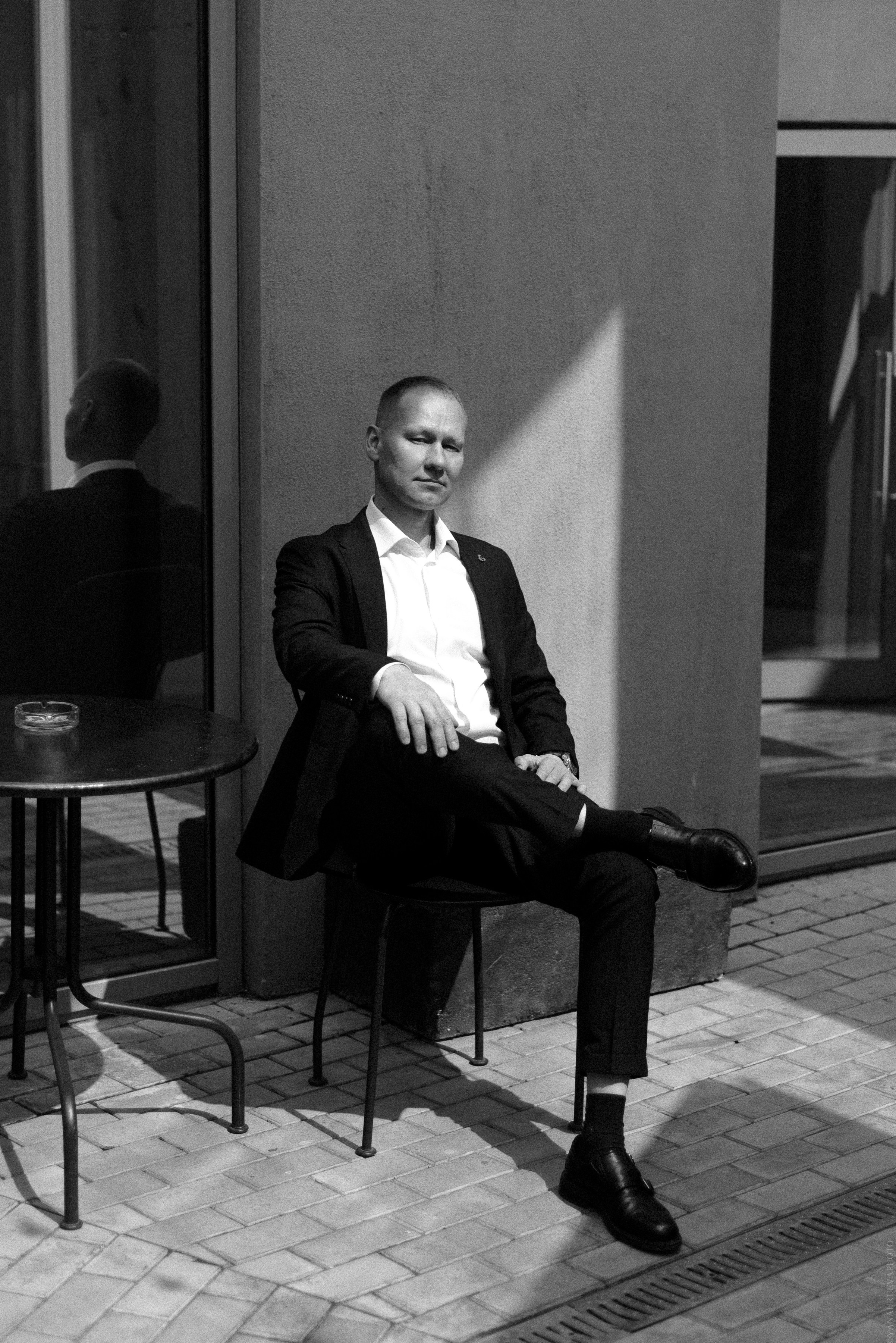 Брутальное черно-белое фото жениха