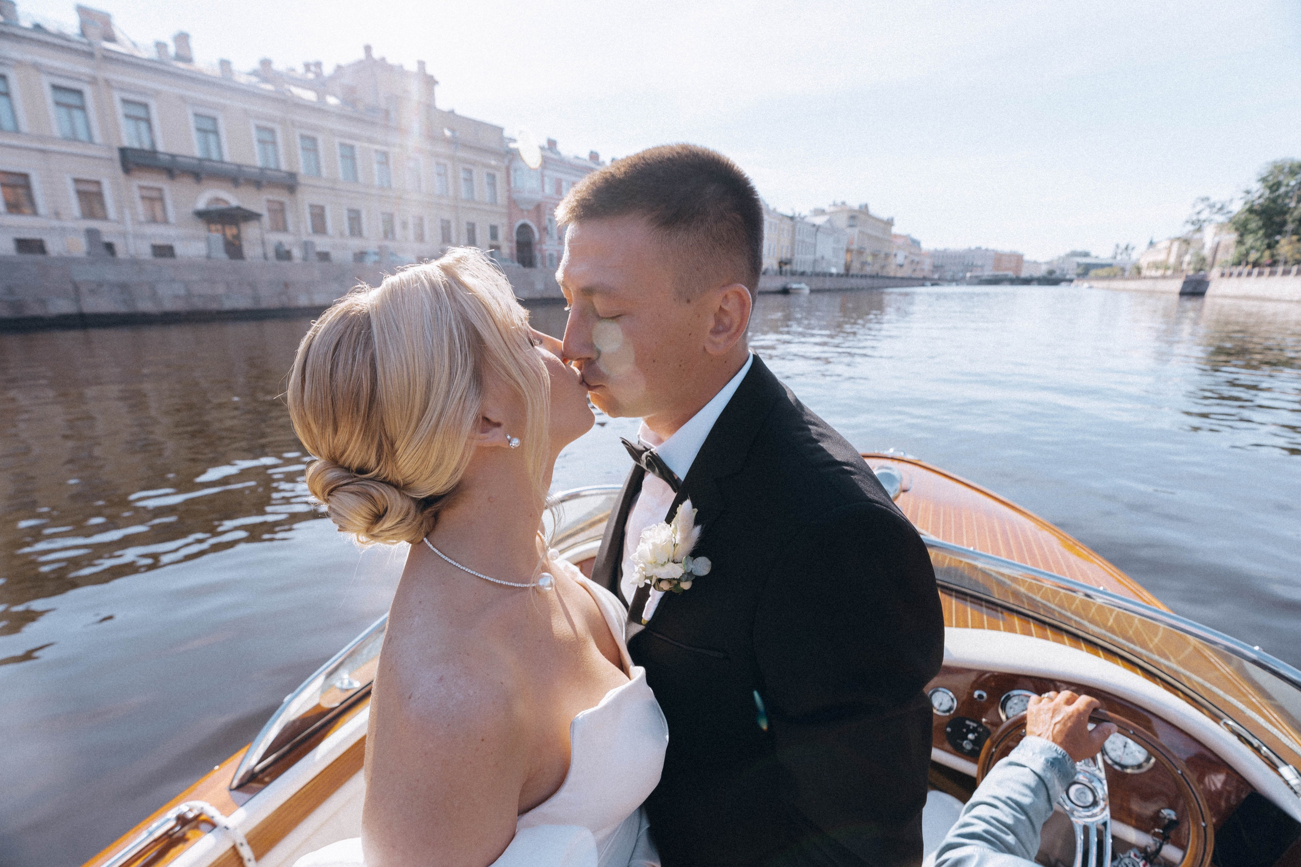СВАДЕНБНАЯ СЬЕМКА НА КАТЕРЕ ПО КАНАЛАМ САНКТ-ПЕТЕРБУРГА И В АКВАТОРИИ НЕВЫ. Профессиональный фотограф, Санкт-Петербург — Виктория Богомолова