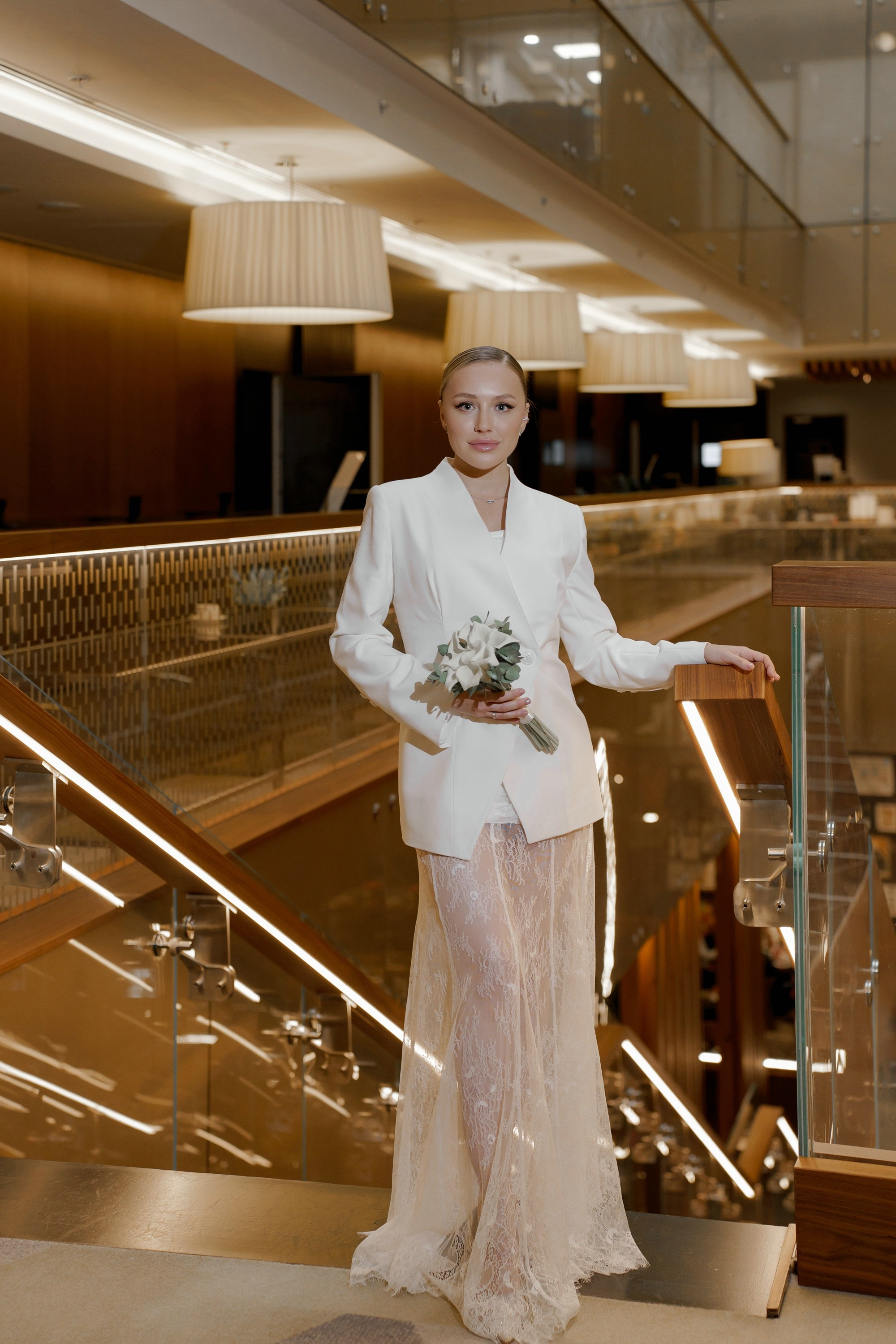 Свадебная фотосессия на лестнице отеля Рэдиссон Блу Олимпийский