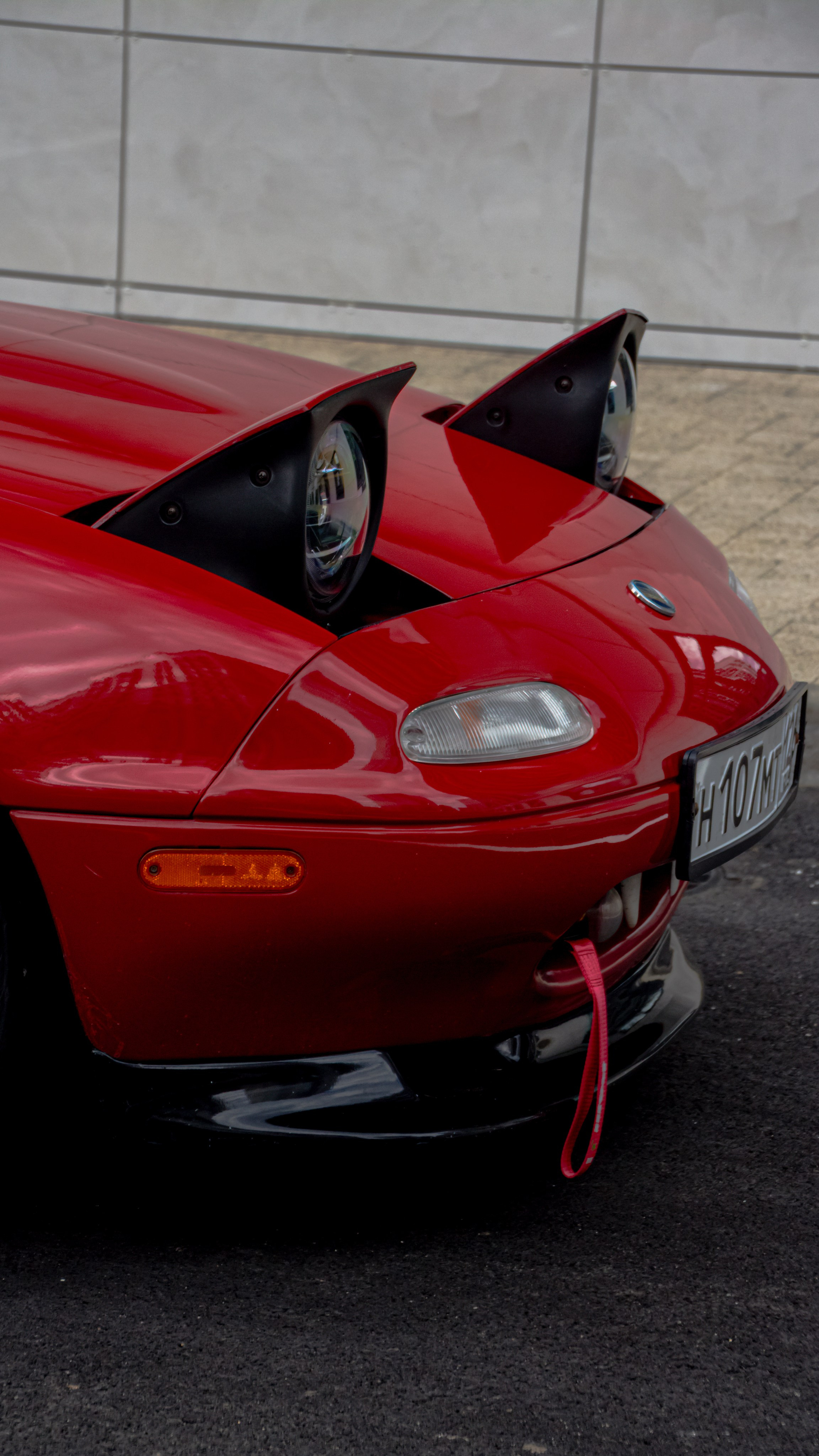 Фото Mazda MX-5 Miata (Eunos Roadster) NA: красный родстер
