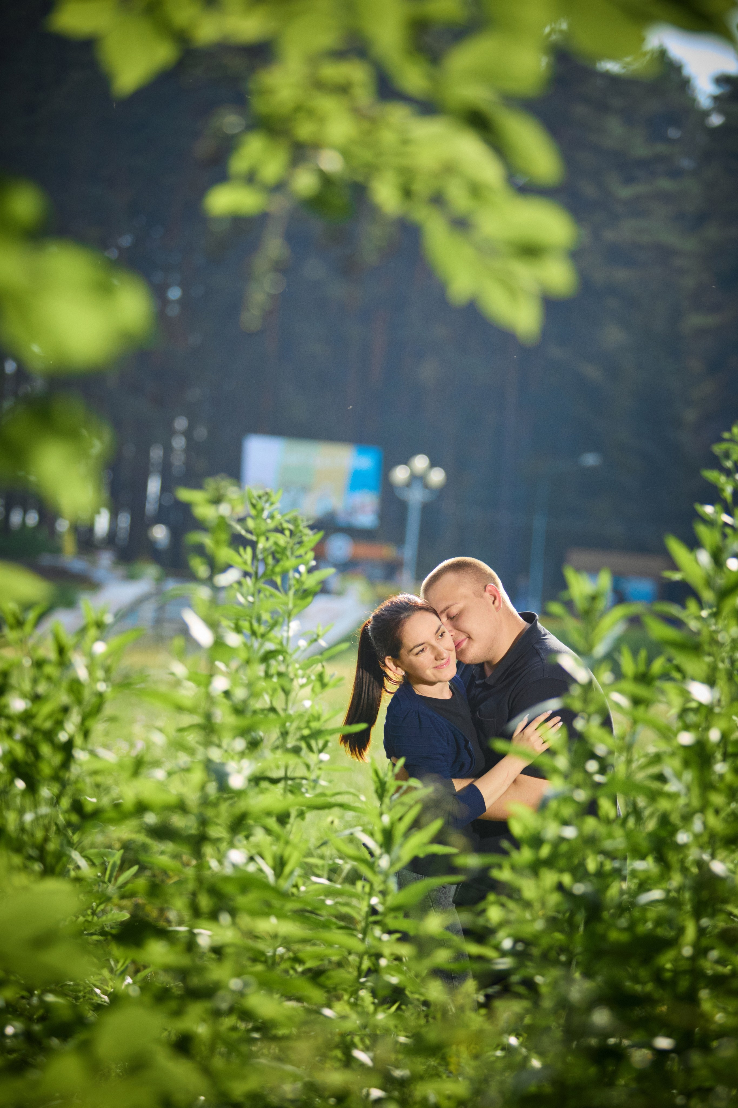 В лесной зоне комплекса парка в Железногорска пара обнимается