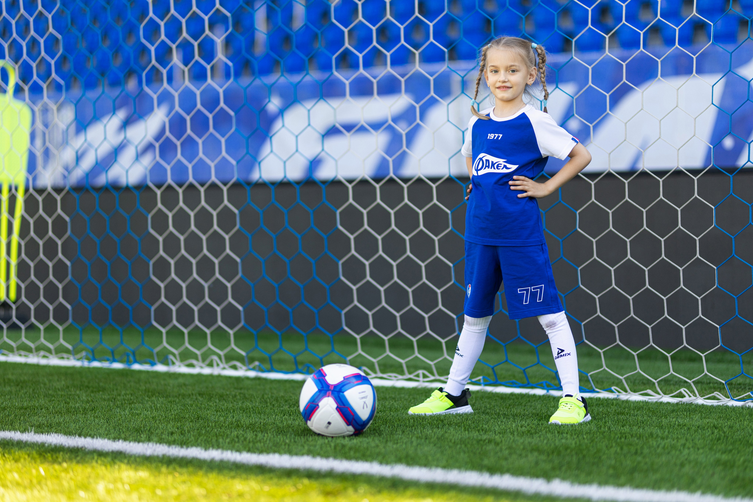 Детский портрет с Алисой на футбольном стадионе. Дмитрий Шульгин, портретный фотограф в Воронеже