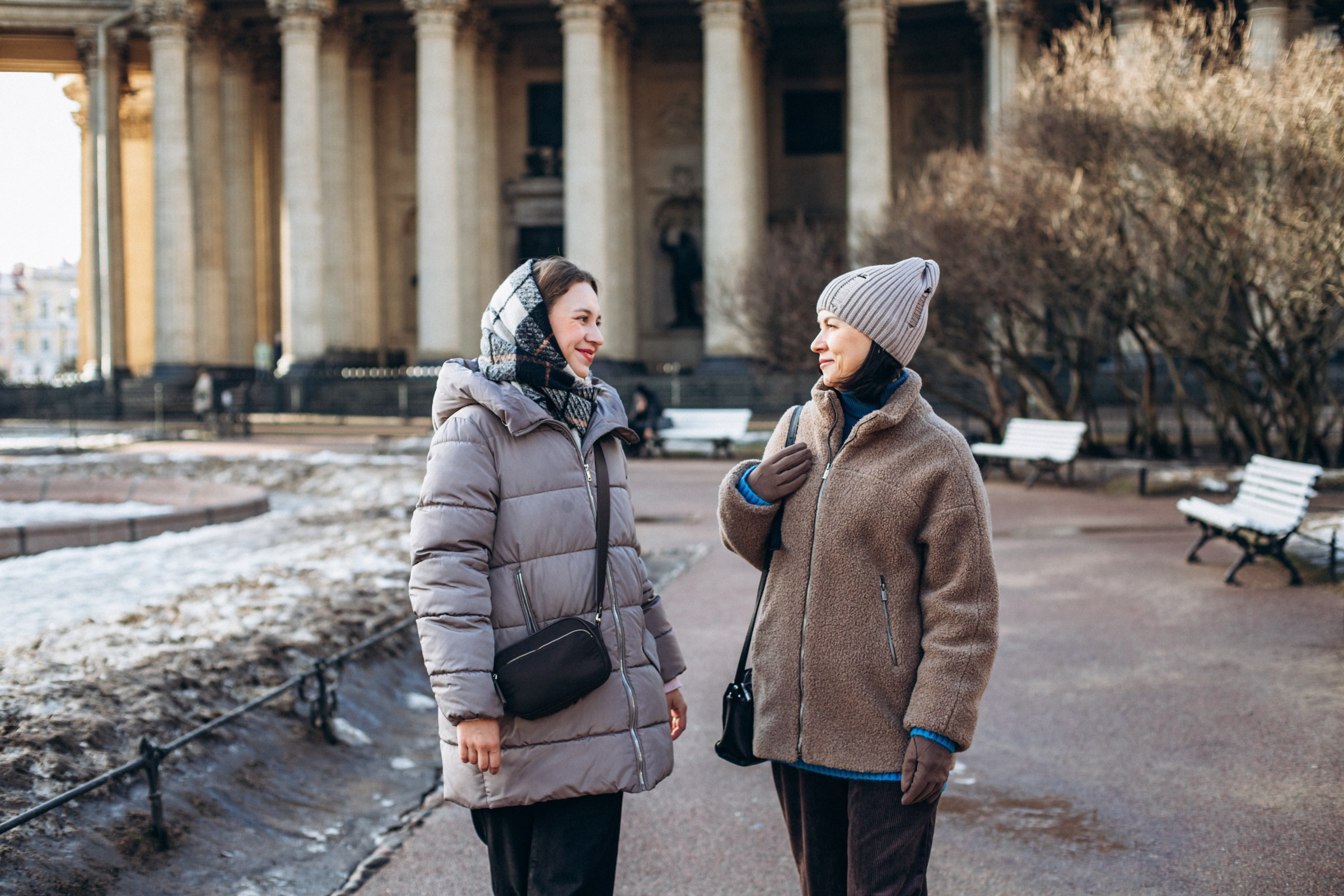 Диана с мамой Лейсан в марте. Фотопрогулка в Петербурге. Индивидуальный и семейный фотограф в Санкт-Петербурге