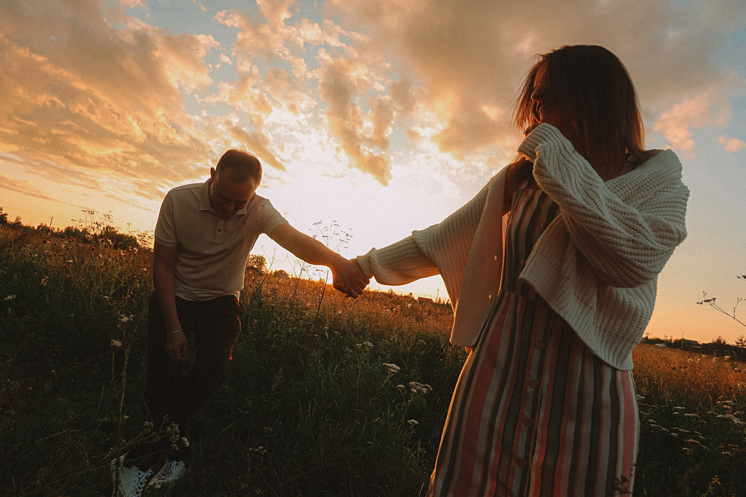 Поле love story на закате. Семейный фотограф Тюмень, фотограф на роды Салмина Мария