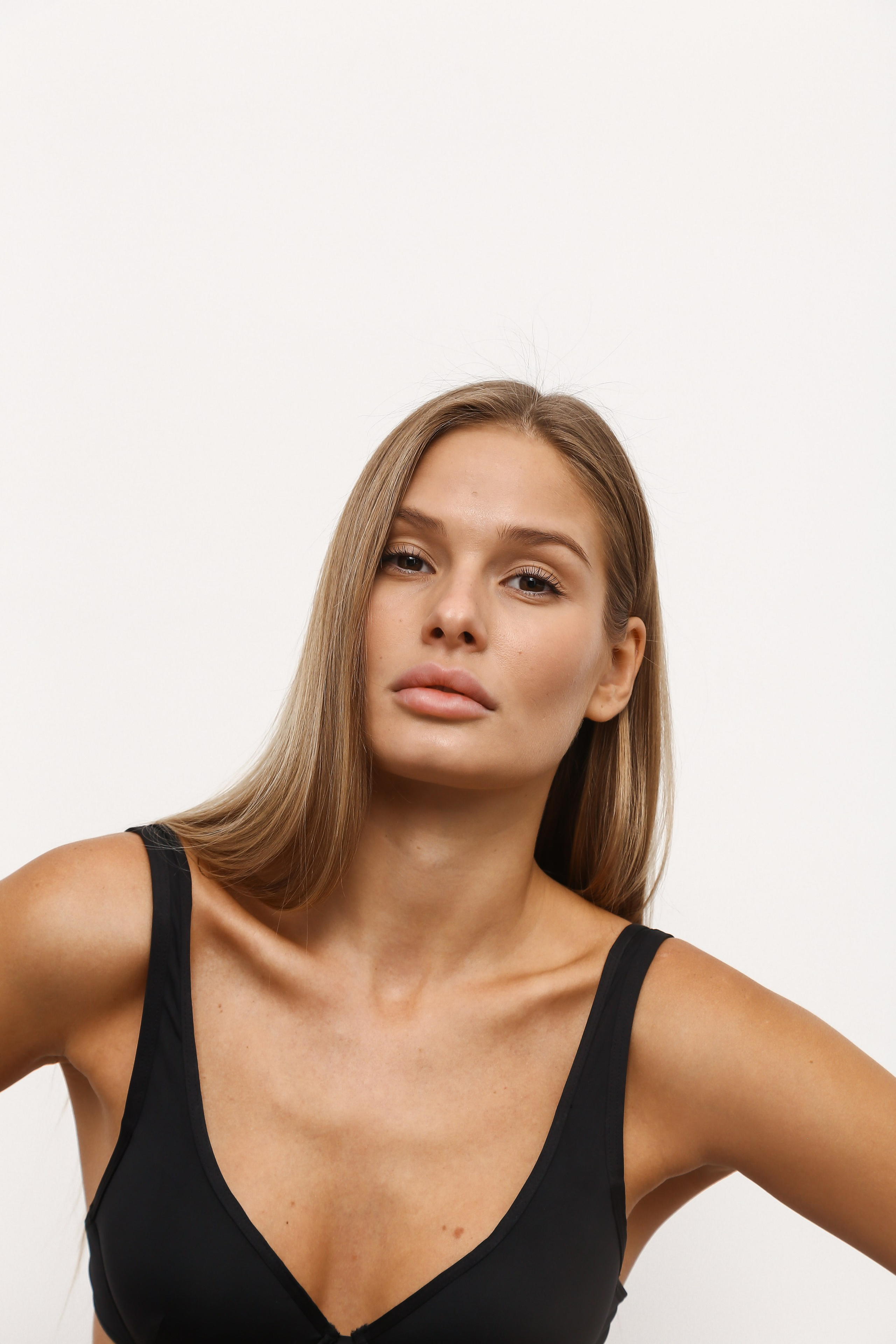 модельные тесты, снэпы, fashion фотография, модель, черный купальник, купальник, модельное агентство, белый фон, модельный бизнес, snaps, model tests, fashion, modeling agency, model portfolio, swimsuit, black swimsuit, posing, full length, natural light, fashion photography, body, body snaps, digitals, raw photos