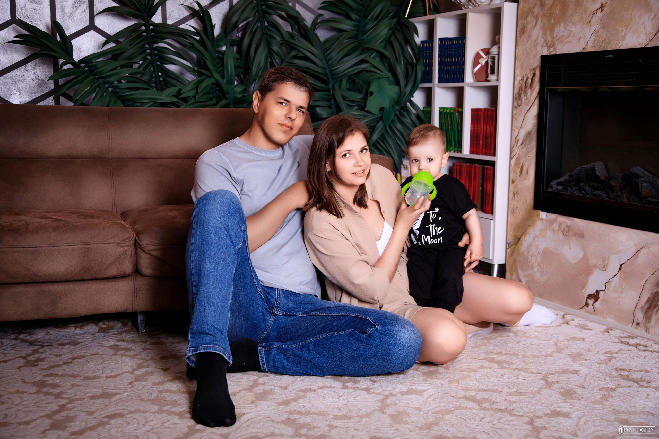 Семейная фотосессия: мама, папа и малыш | Портфолио Fotogen. Интерьерная фотостудия FOTOGEN г. Краснодар