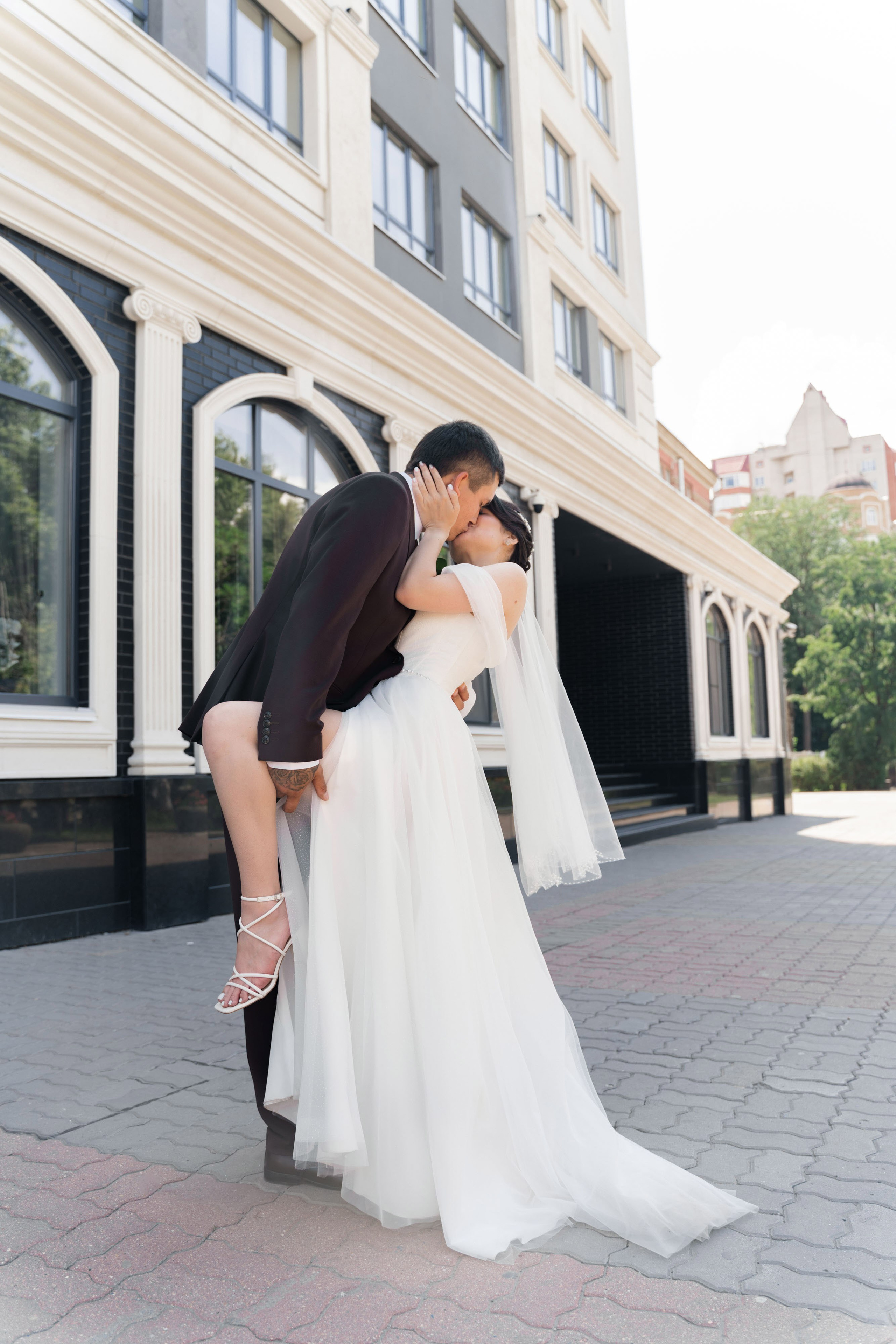 фотосессия жениха и невесты возле Кировского ЗАГСа Ростов на&nbsp;Дону