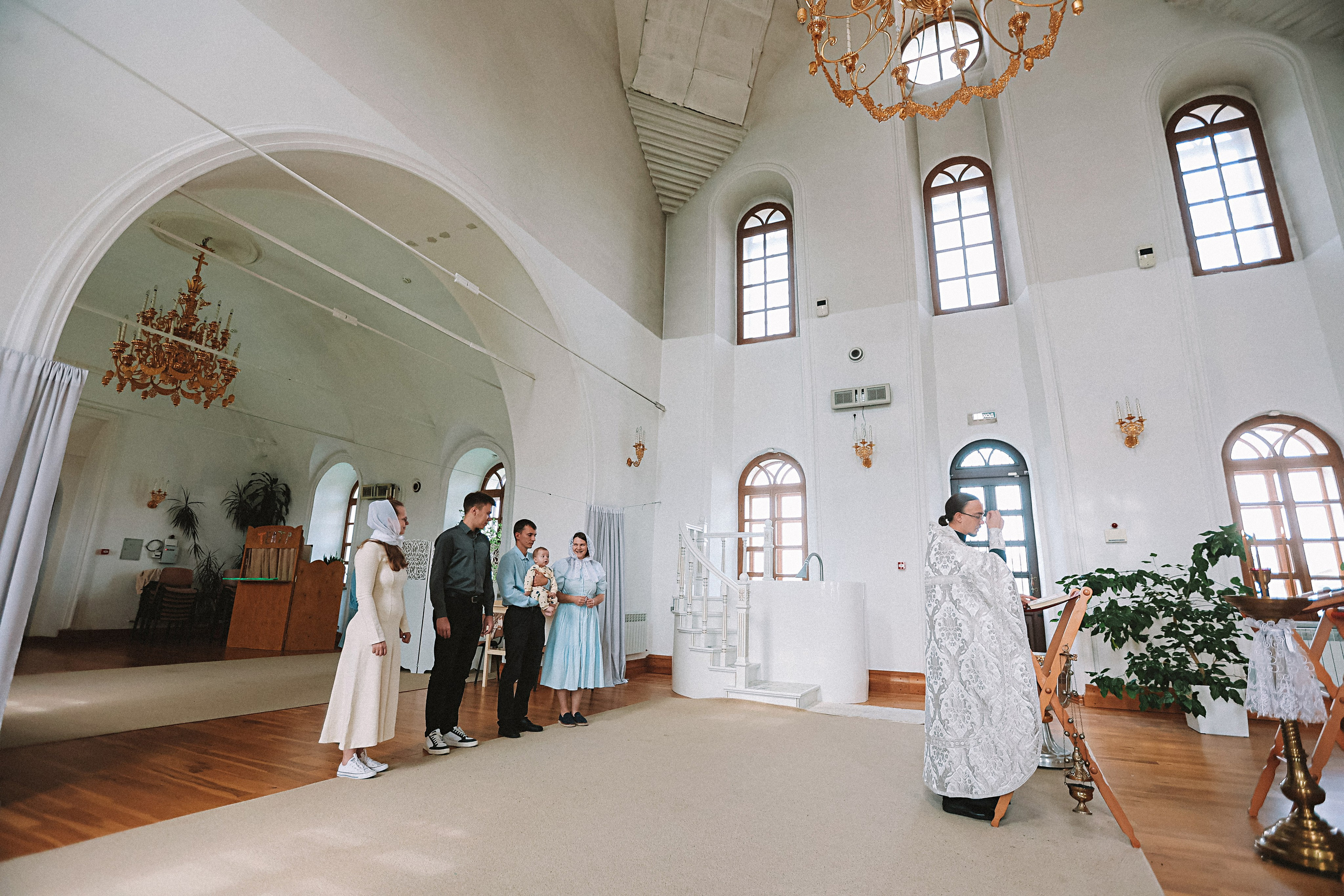 Крещение церковь около моста влюбленных. Семейный фотограф Тюмень, фотограф на роды Салмина Мария