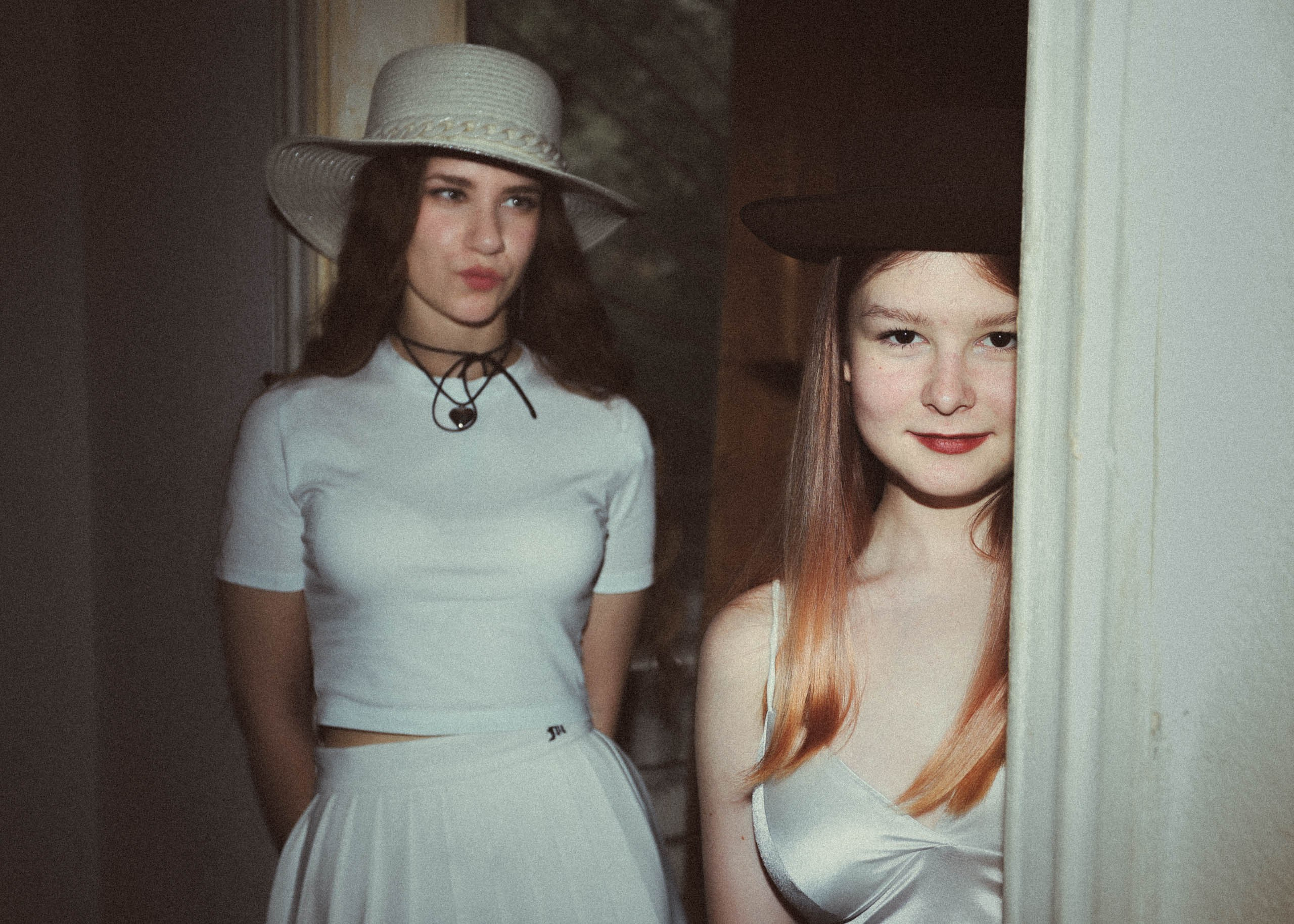 Две девицы. Фотомастерская Андрея Закоморного