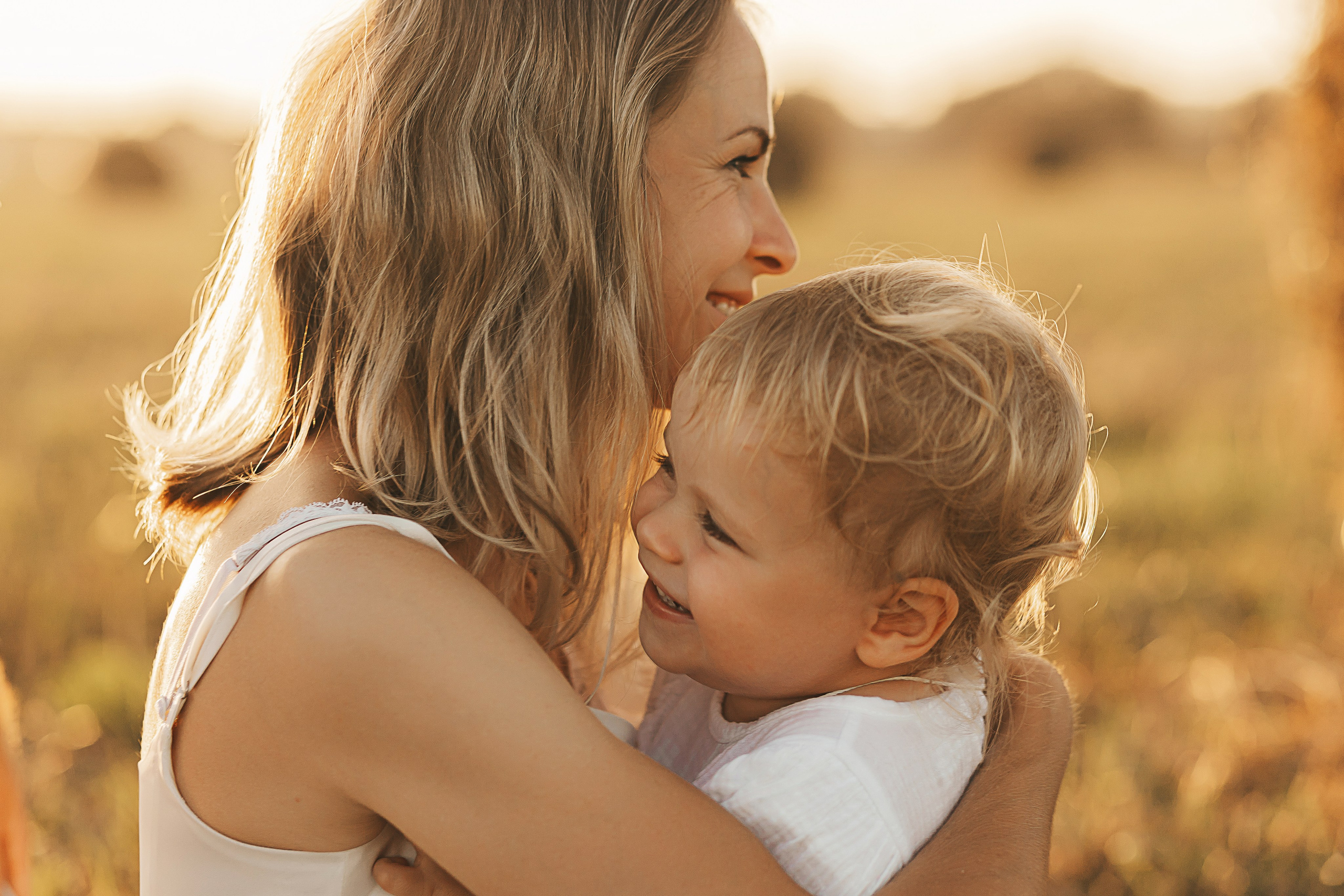Фотосессия в поле со стогами. Семейный и женский фотограф в Москве Надежда Воробьева
