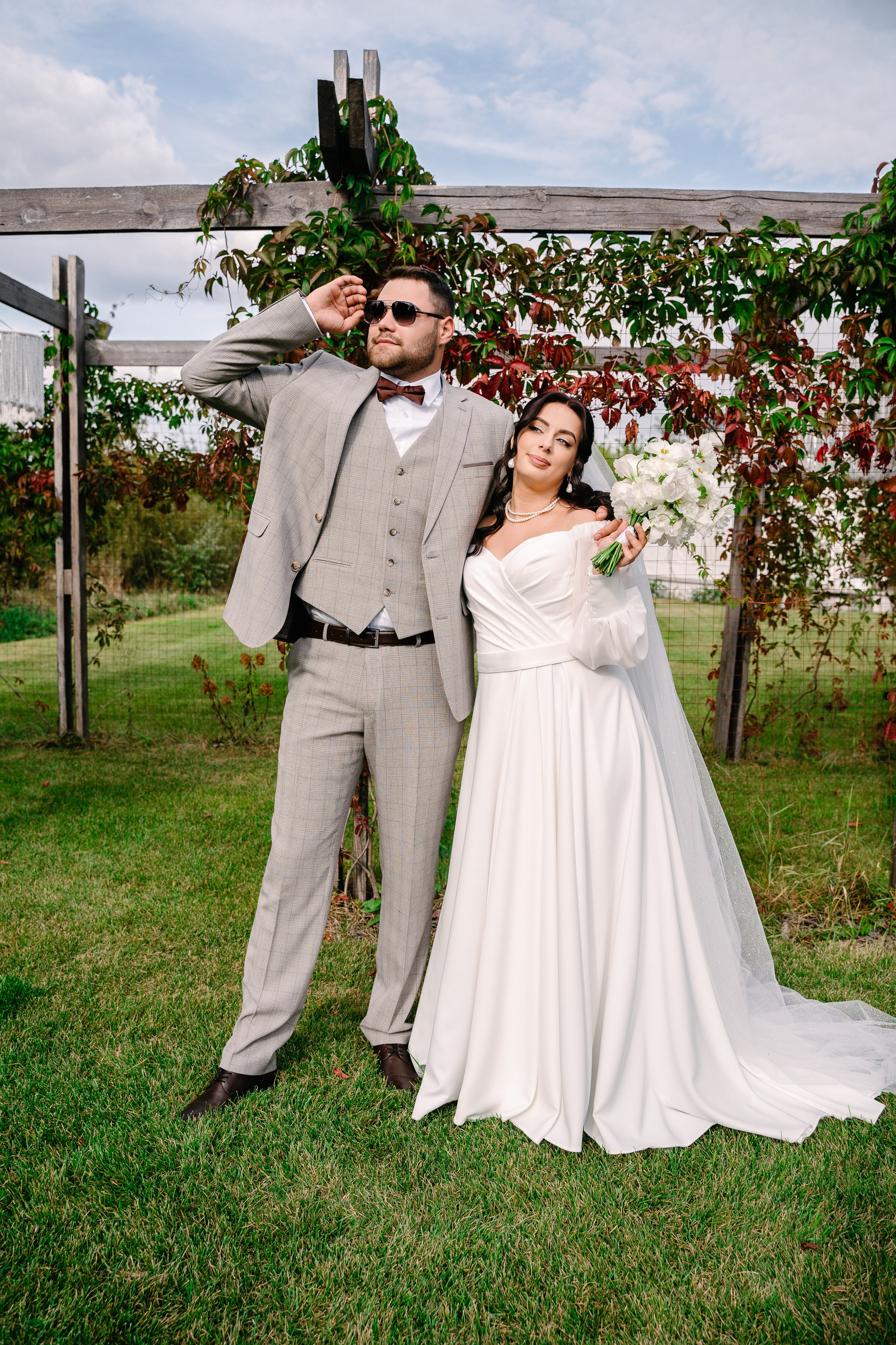 жених и Невеста Смотрят вдаль 