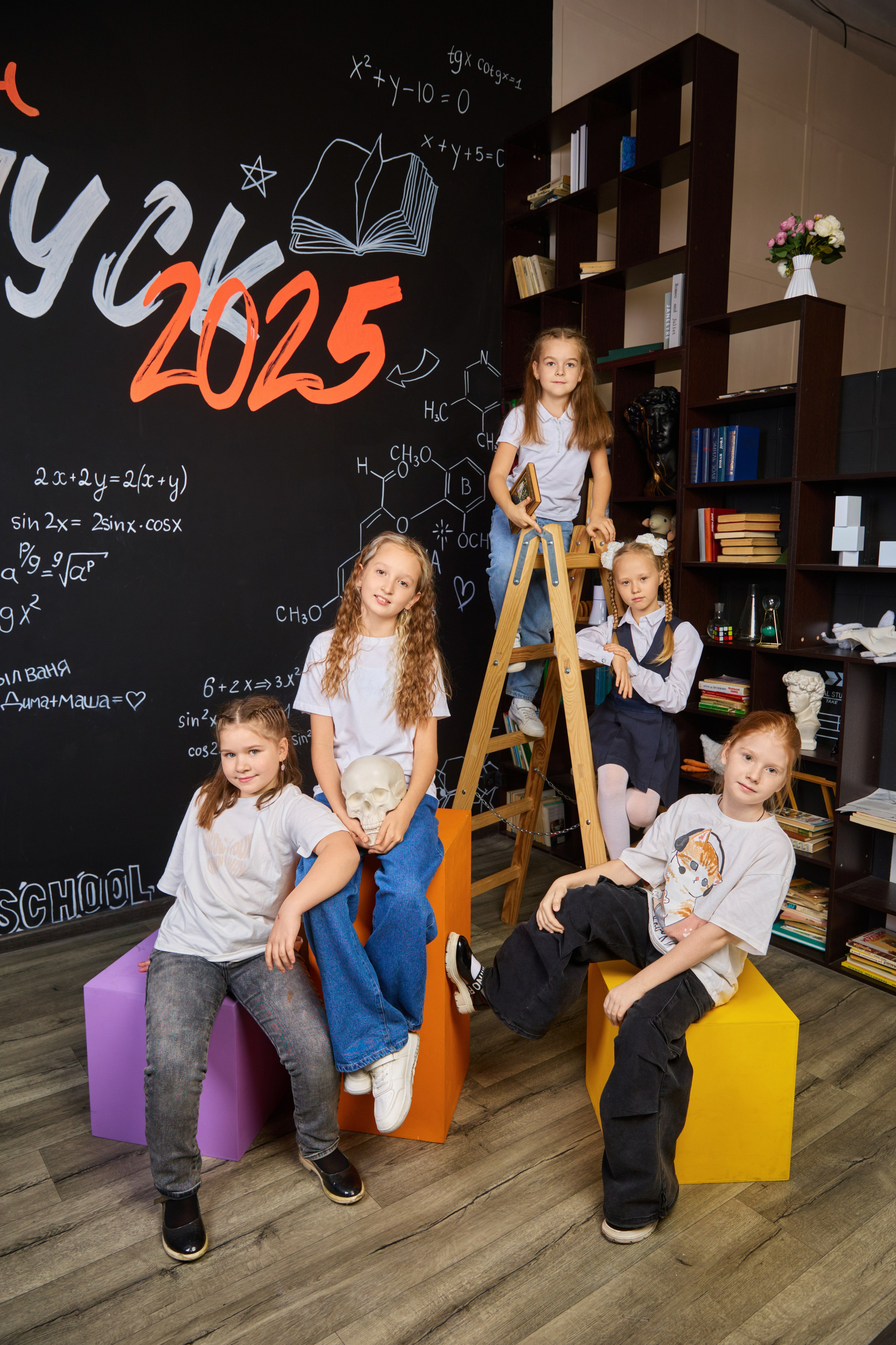 Выпускные альбомы для младших классов в Красноярске от AlbomKras 📚👶. AlbomKras -выпускные альбомы Красноярска с авторским дизайном и качественной фотосъемкой! ⭐⭐⭐⭐⭐ 5.0