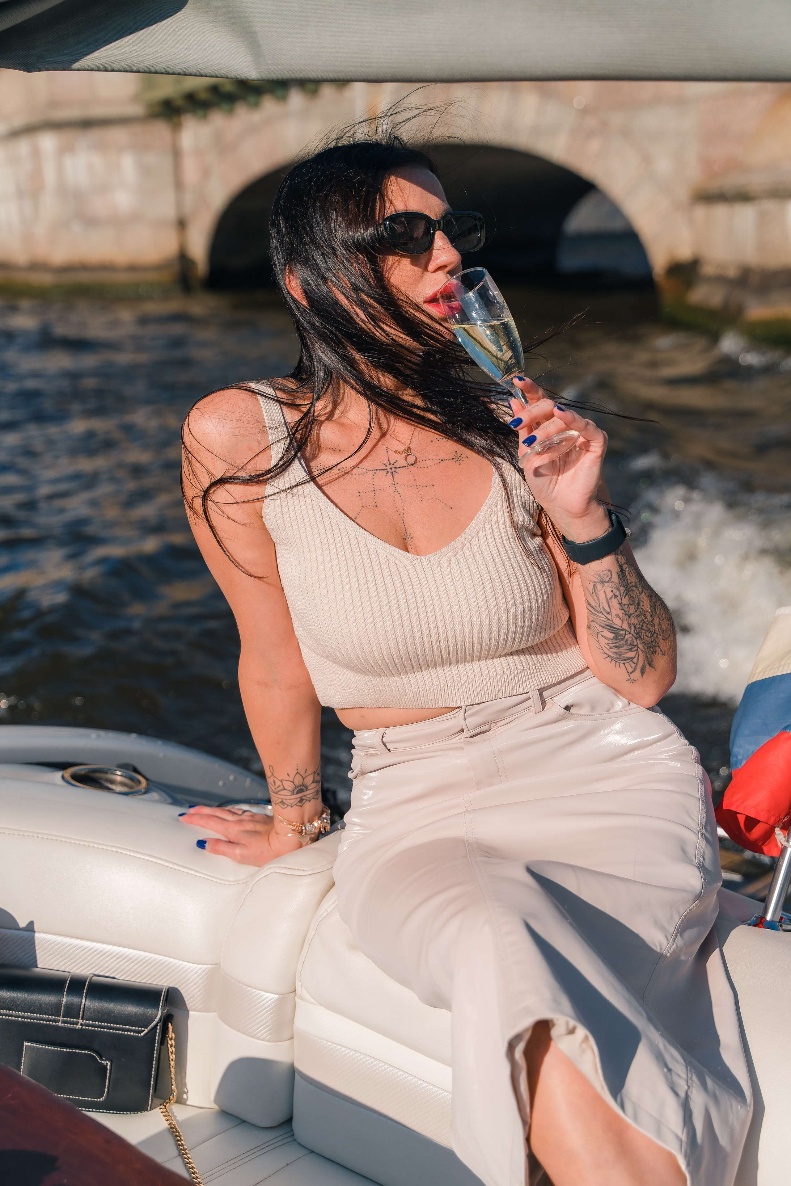 Фотосъемка девичника, встреча девушек, веселые женские портреты