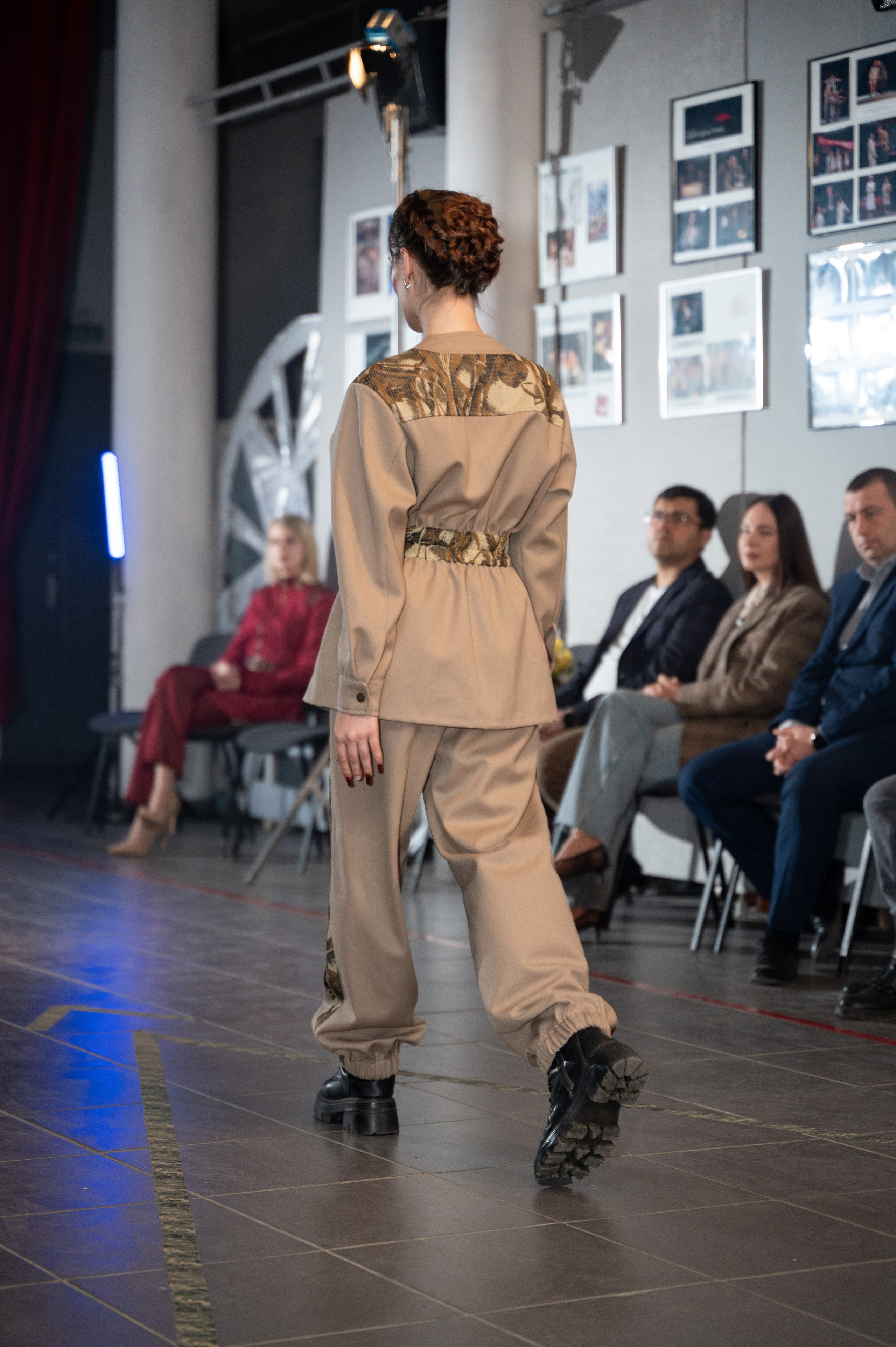 Закрытый показ милитари «Своя трансформация» дизайнера Юлии Бойченко | 24.04.2025. Фотограф в Омске Елизавета Кириллова