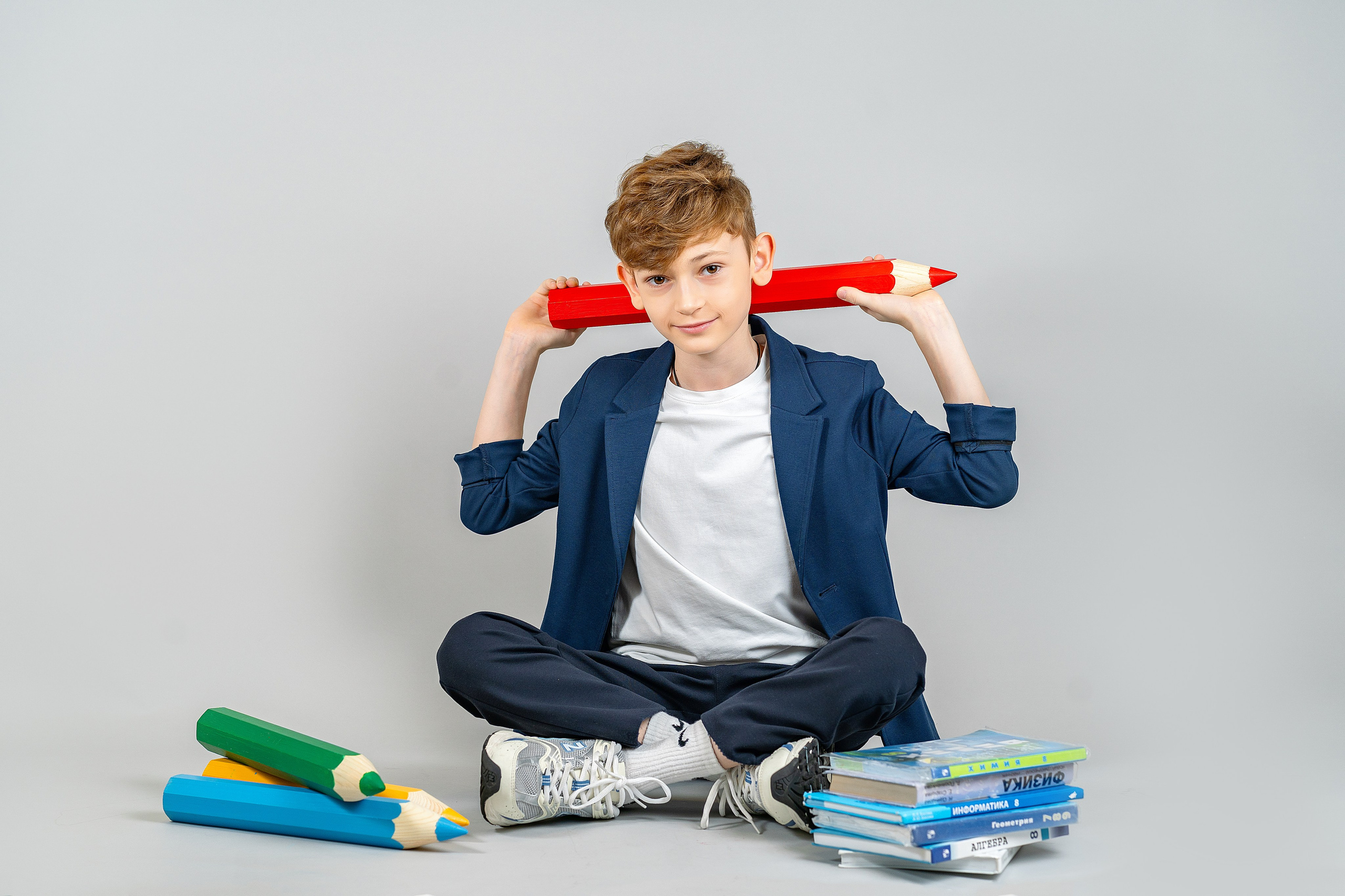 С карандашами. Школьный фотограф и фотограф в детском саду