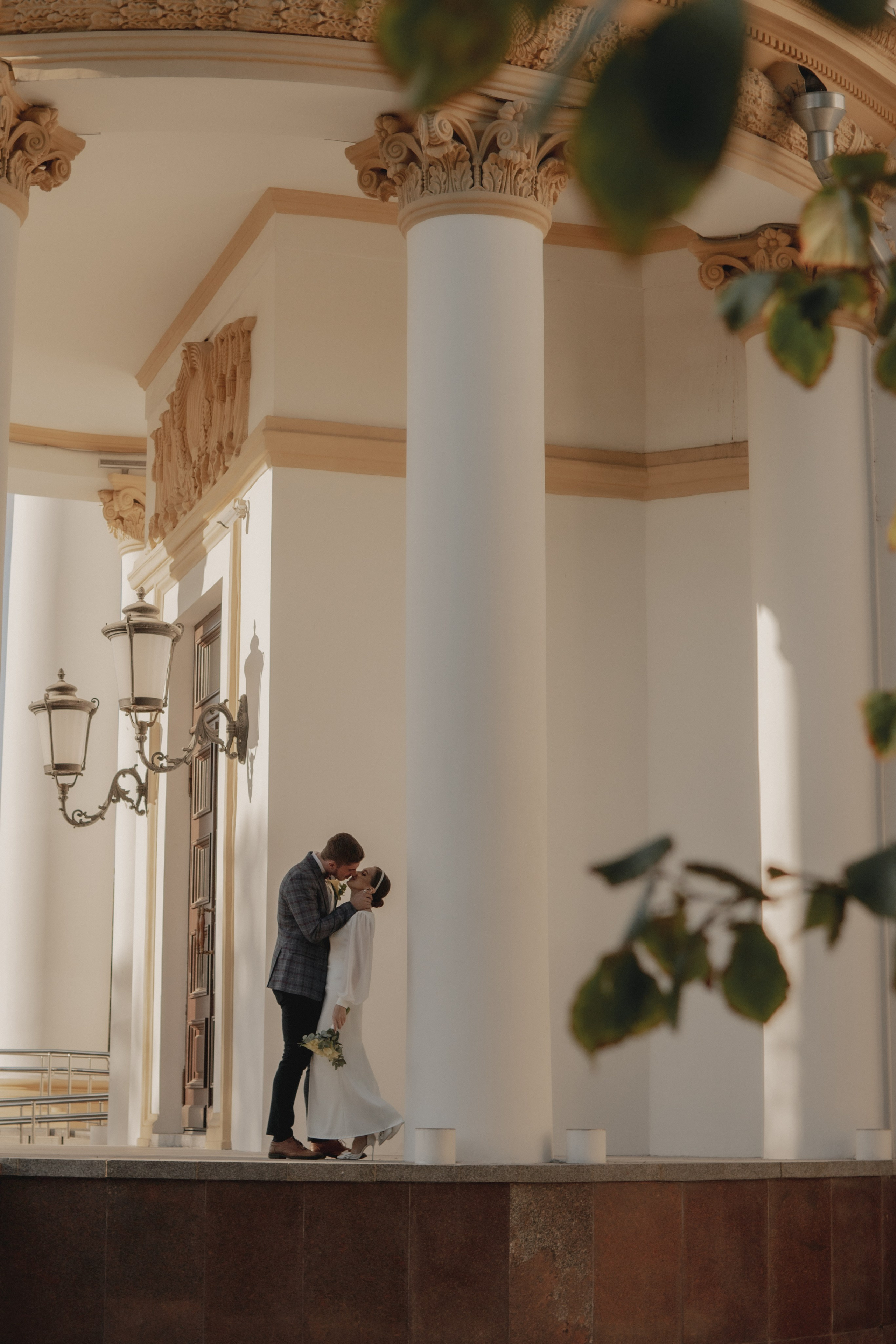 Свадебная прогулка. Мы тонем в лучах нежных объятий. Свадебный и портретный фотограф в Москве, Светлана Янковая