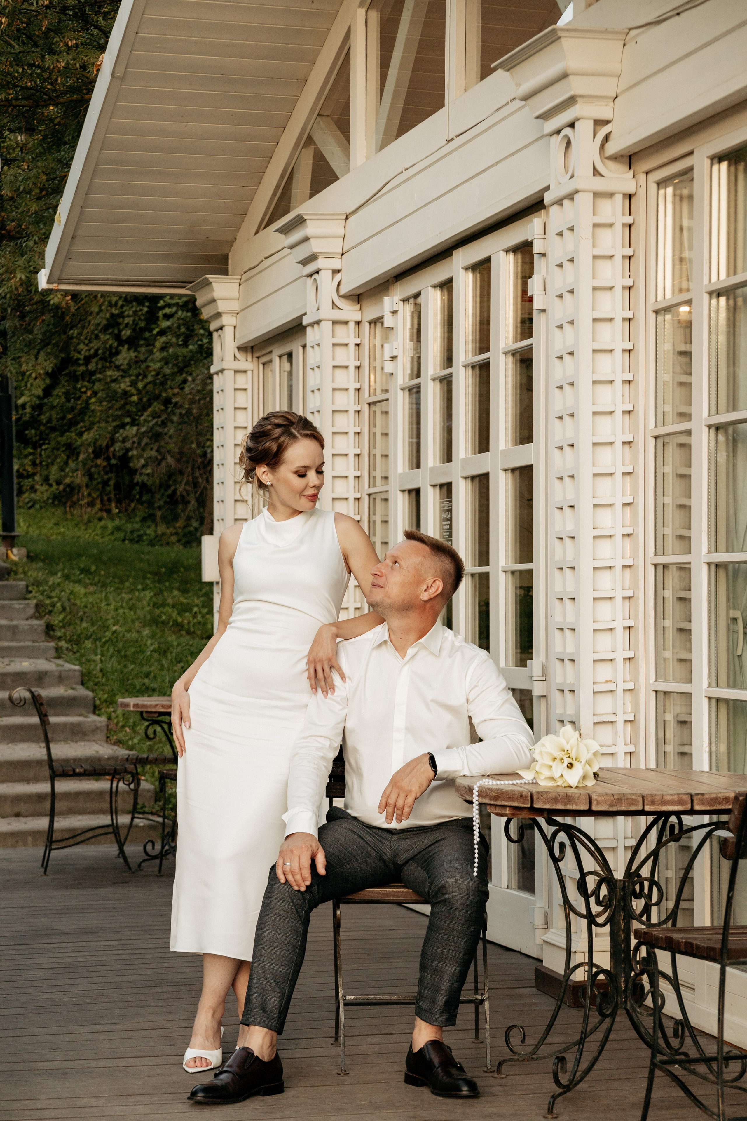 Невеста и жених на фоне исторических построек