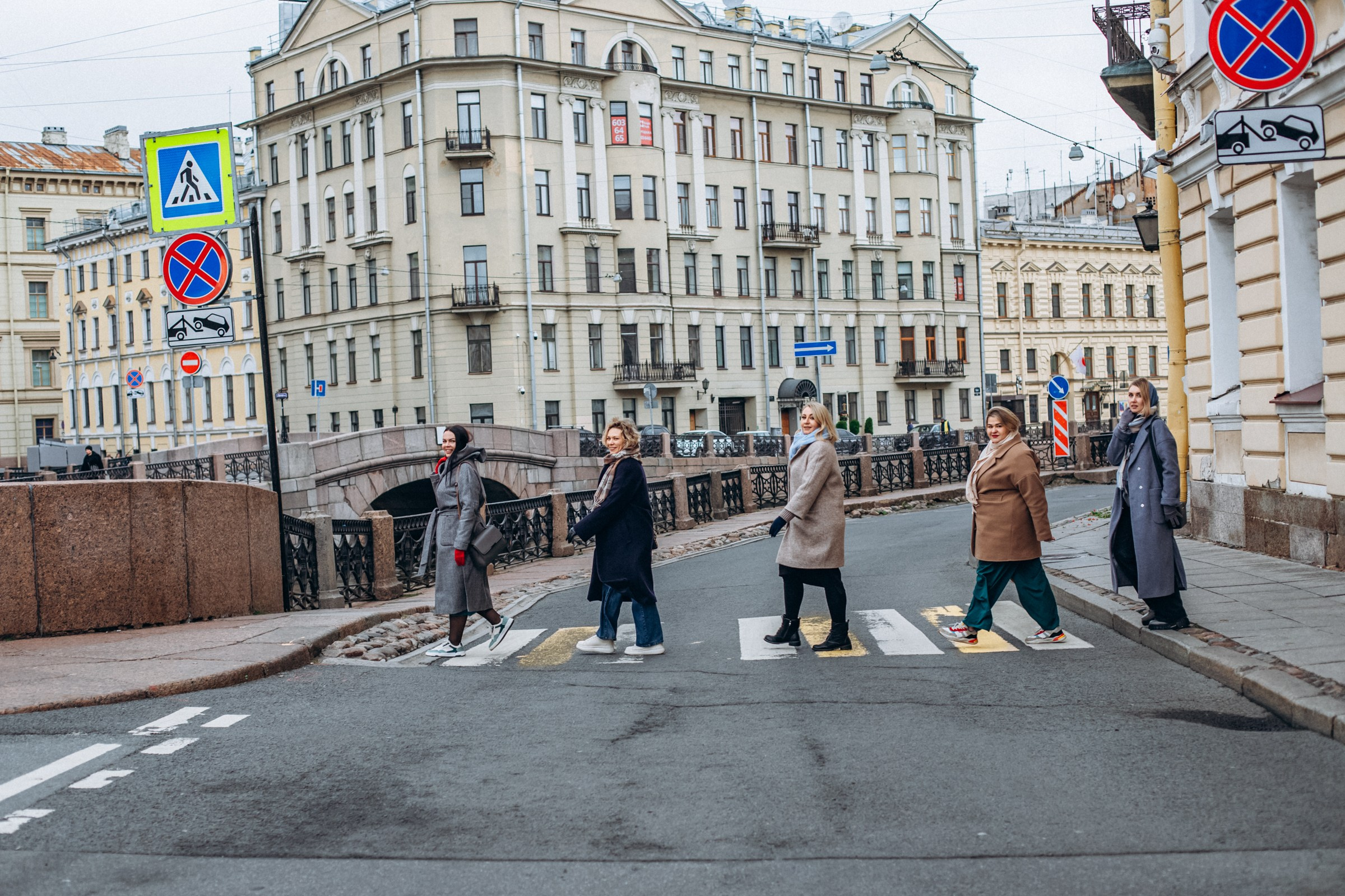 Маргарита с подругами в октябре. Фотопрогулка в Петербурге. Индивидуальный и семейный фотограф в Санкт-Петербурге