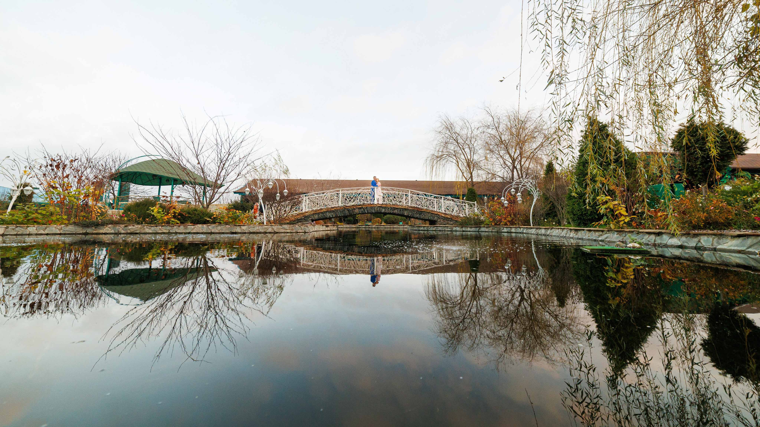 Молодожены на ажурном мостике в Курортном парке Железноводска.