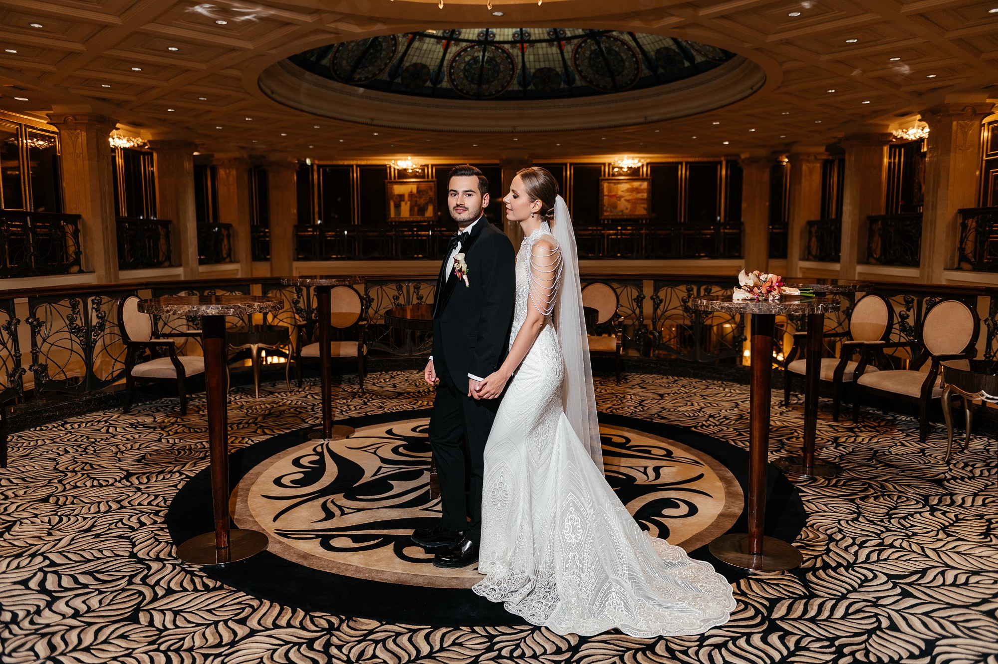 Красивая свадебная фотосессия в отеле.