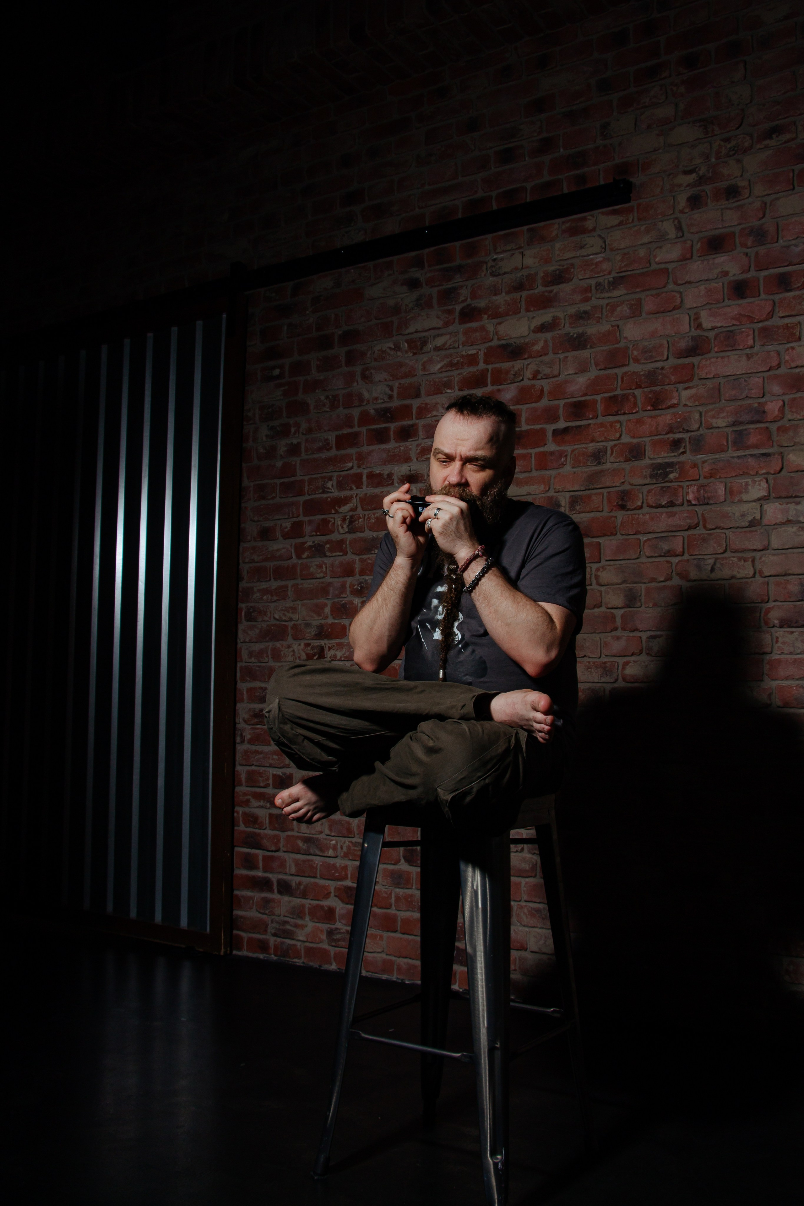 Борис Плотников. Губная гармоника. Мужской портрет, фотосессия для музыканта. Фотограф в Екатеринбурге Пойгина Елена