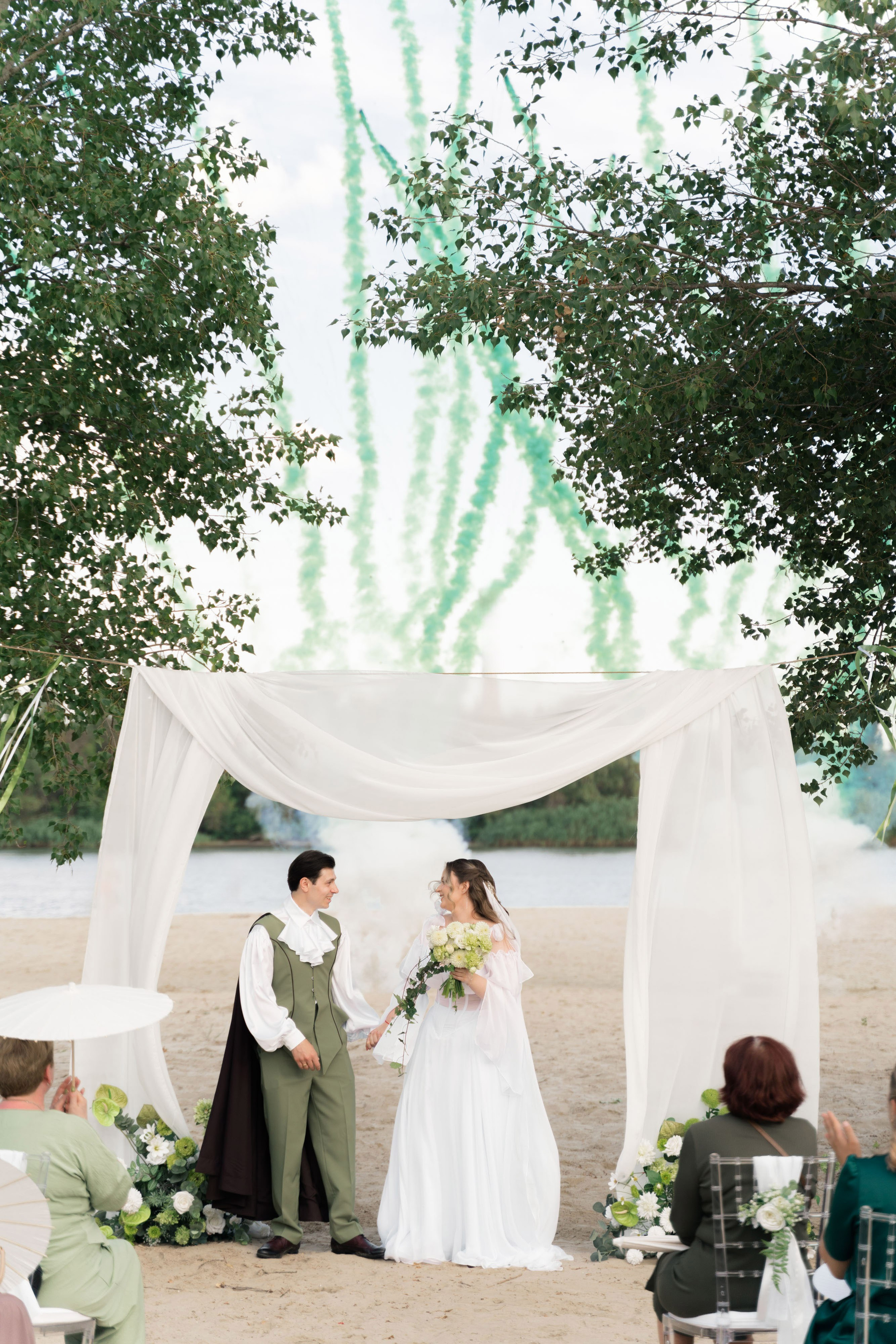 свадебная фотосессия с цветным фонтаном на берегу реки