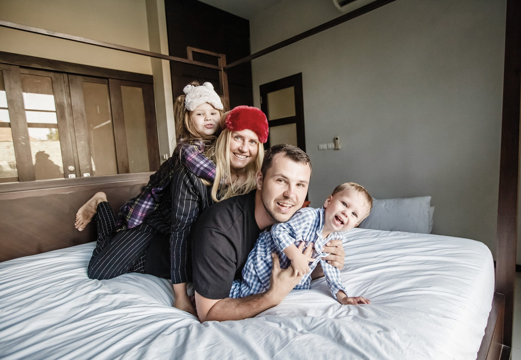 семейная фотосессия пижамная вечеринка Пхукет фотограф пляж Ката Карон Найхарн Патонг Найхарн Сурин море счастье радость идея место образ пример фото позы для фотосессии Phuket Naiharn Kata Karon Patong Surin заказать фотосъёмку цена детская фотосессия