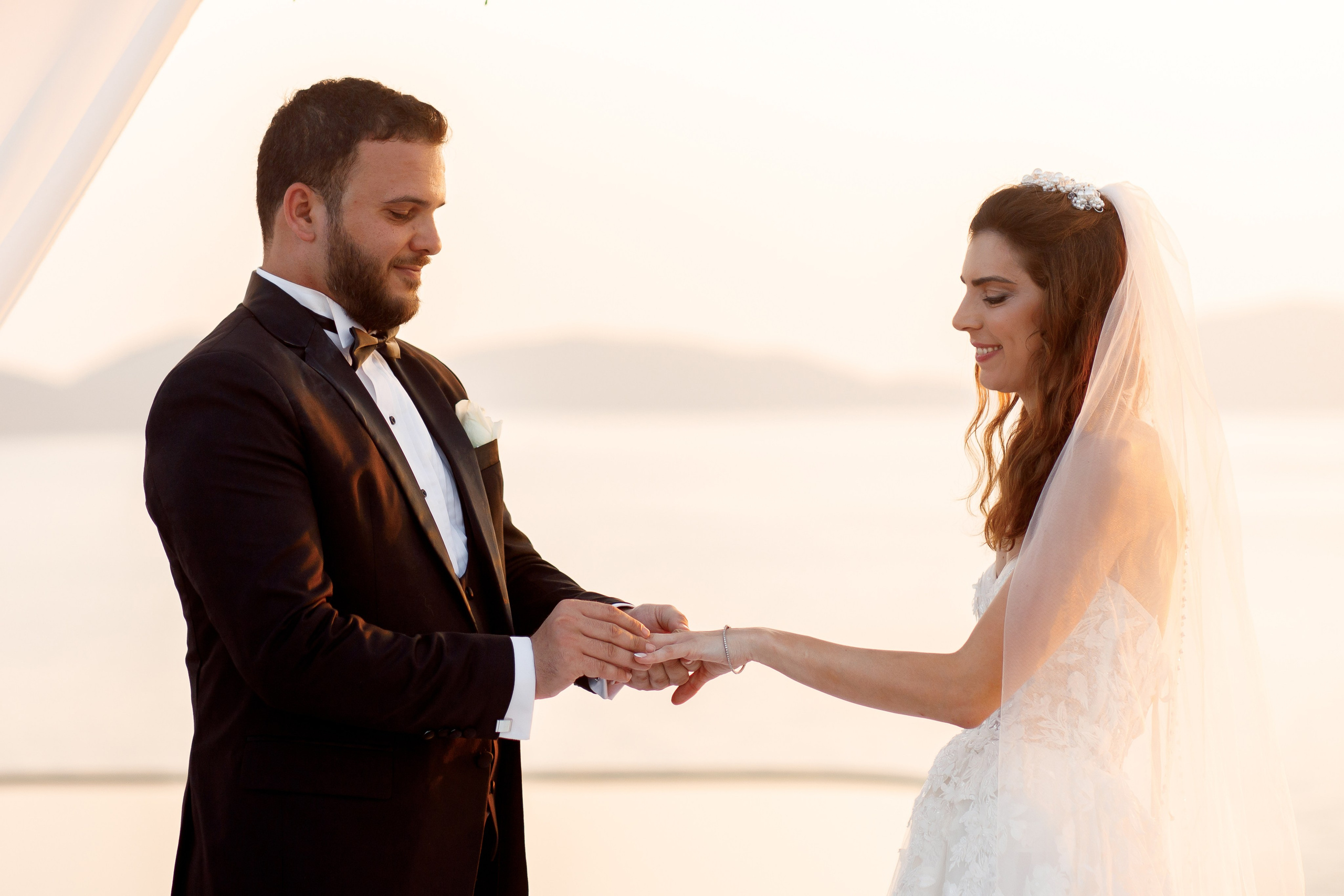 жених одевает кольцо на палец невесты