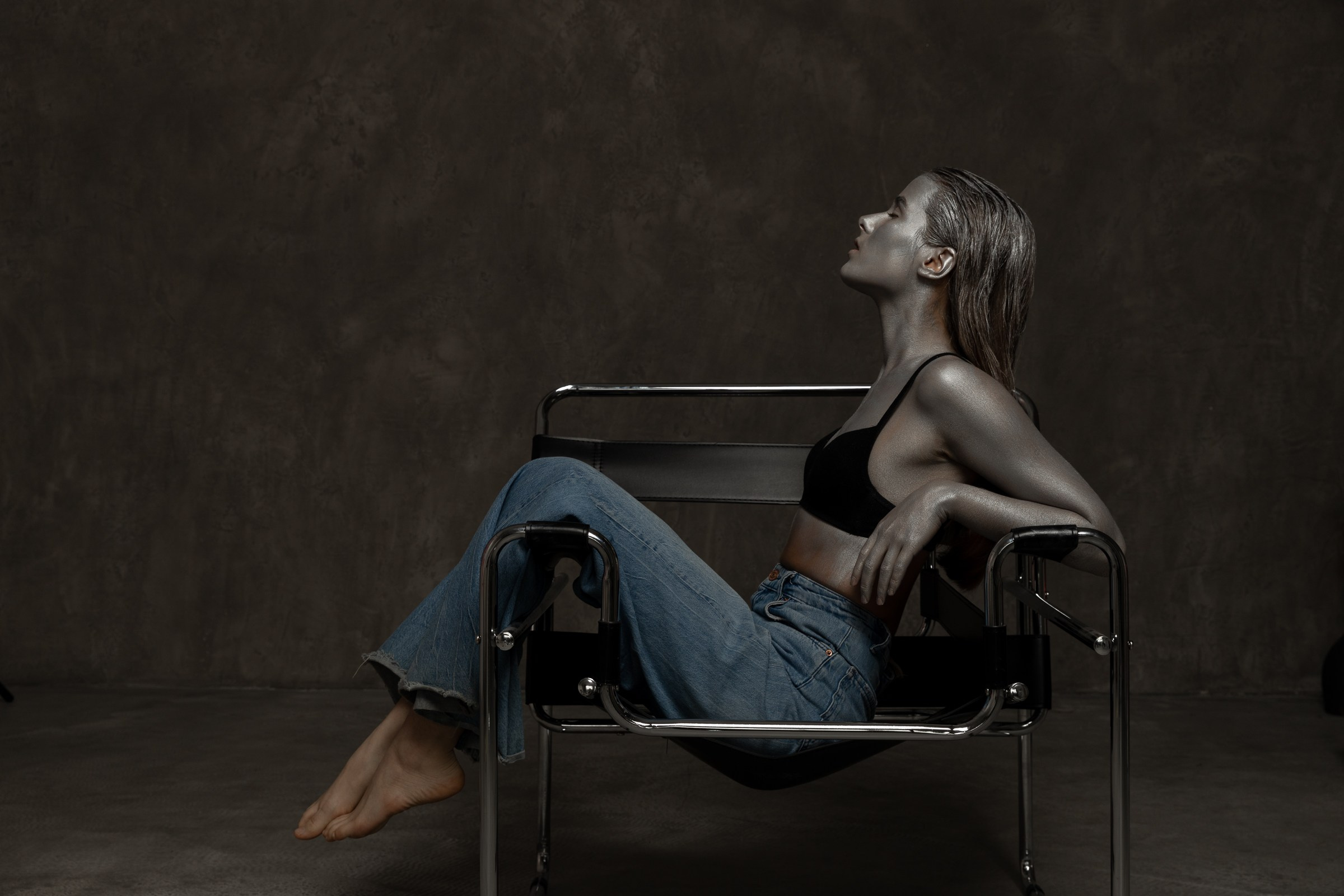 Катя съёмка в студии с чёрными руками. Алексей Торопов фотограф