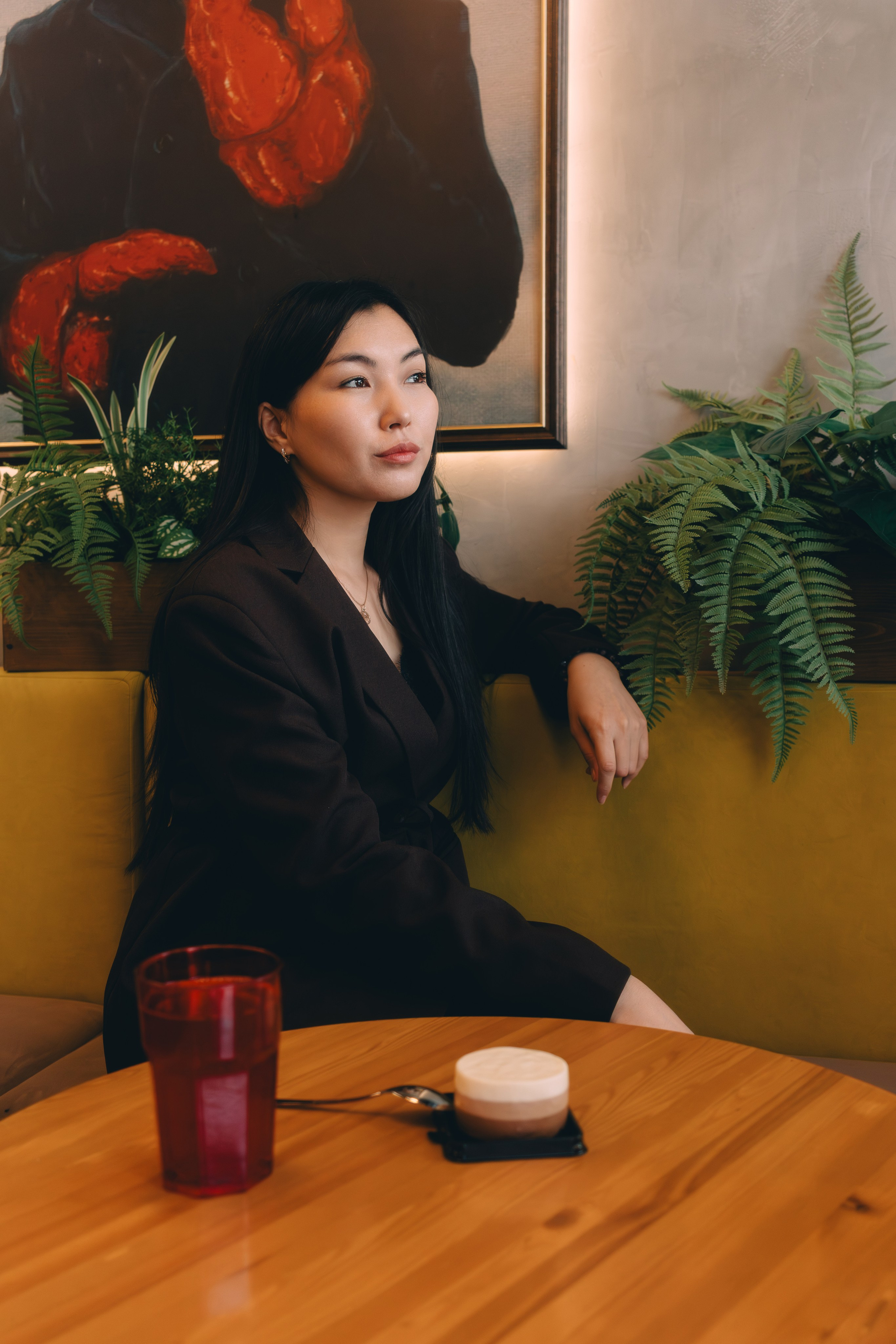 Девушка в кафе. Фотограф Якутск Зоя Николаева