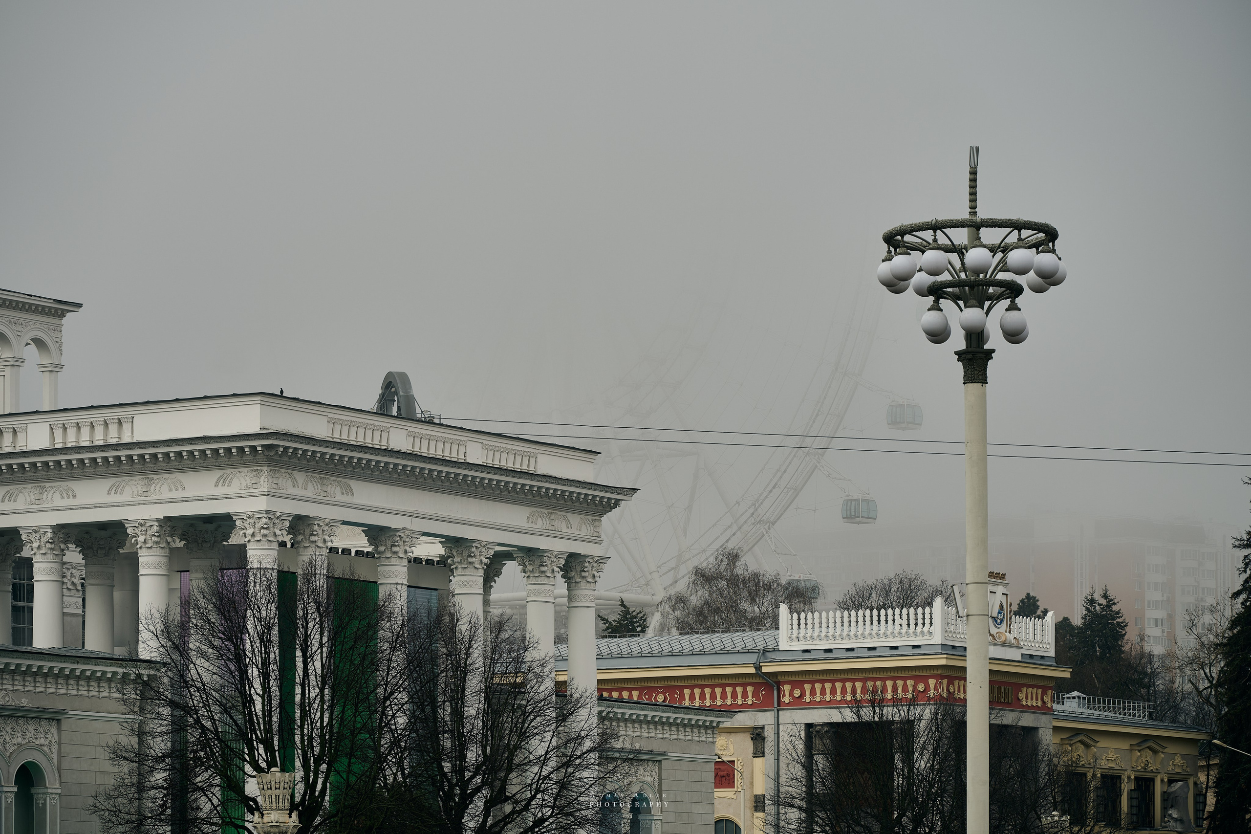 Туманное утро на ВДНХ. Фотограф Роман Адлер
