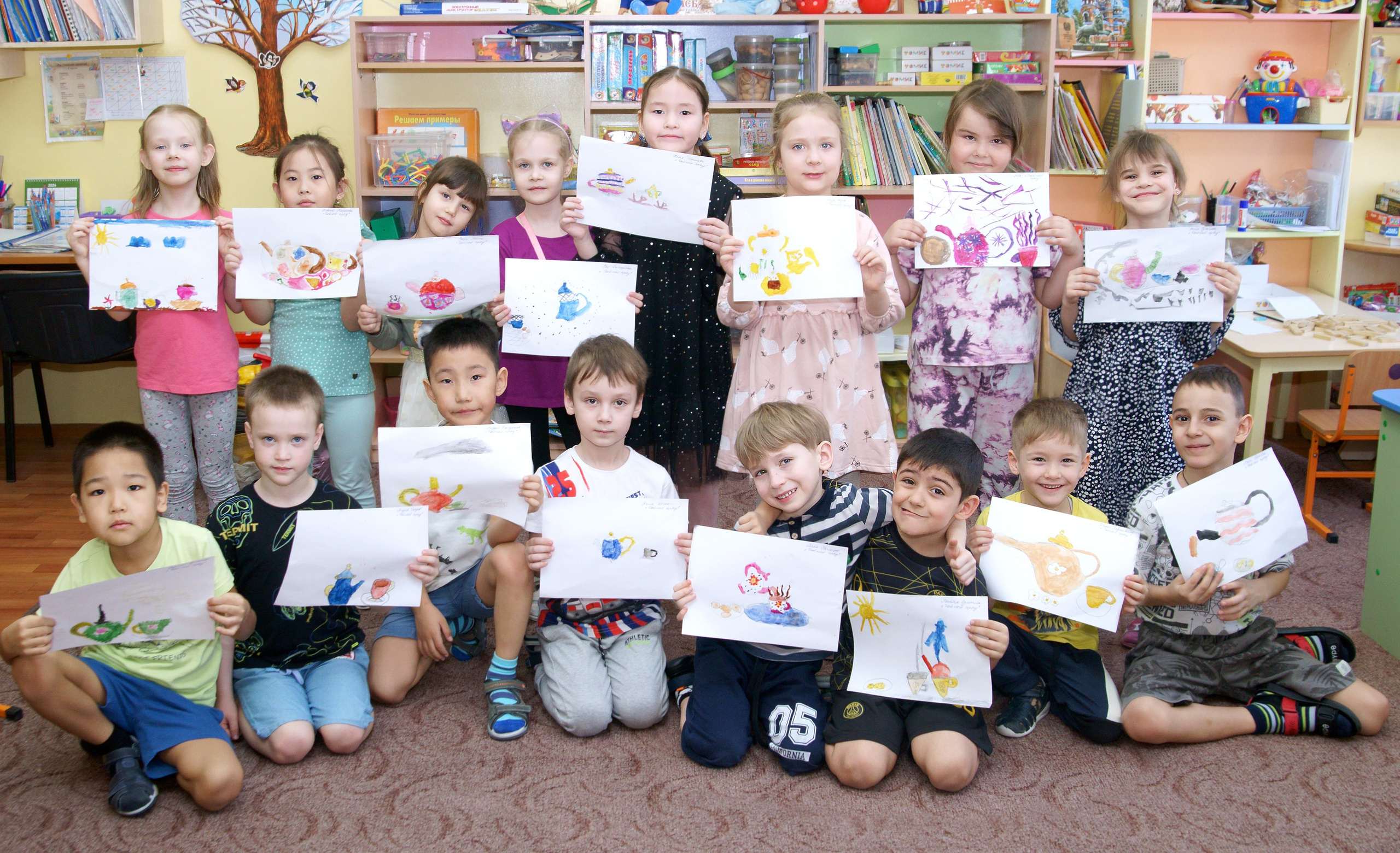 Репортажная фотосессия в группе - рисование - дети с рисунками стоя и сидя