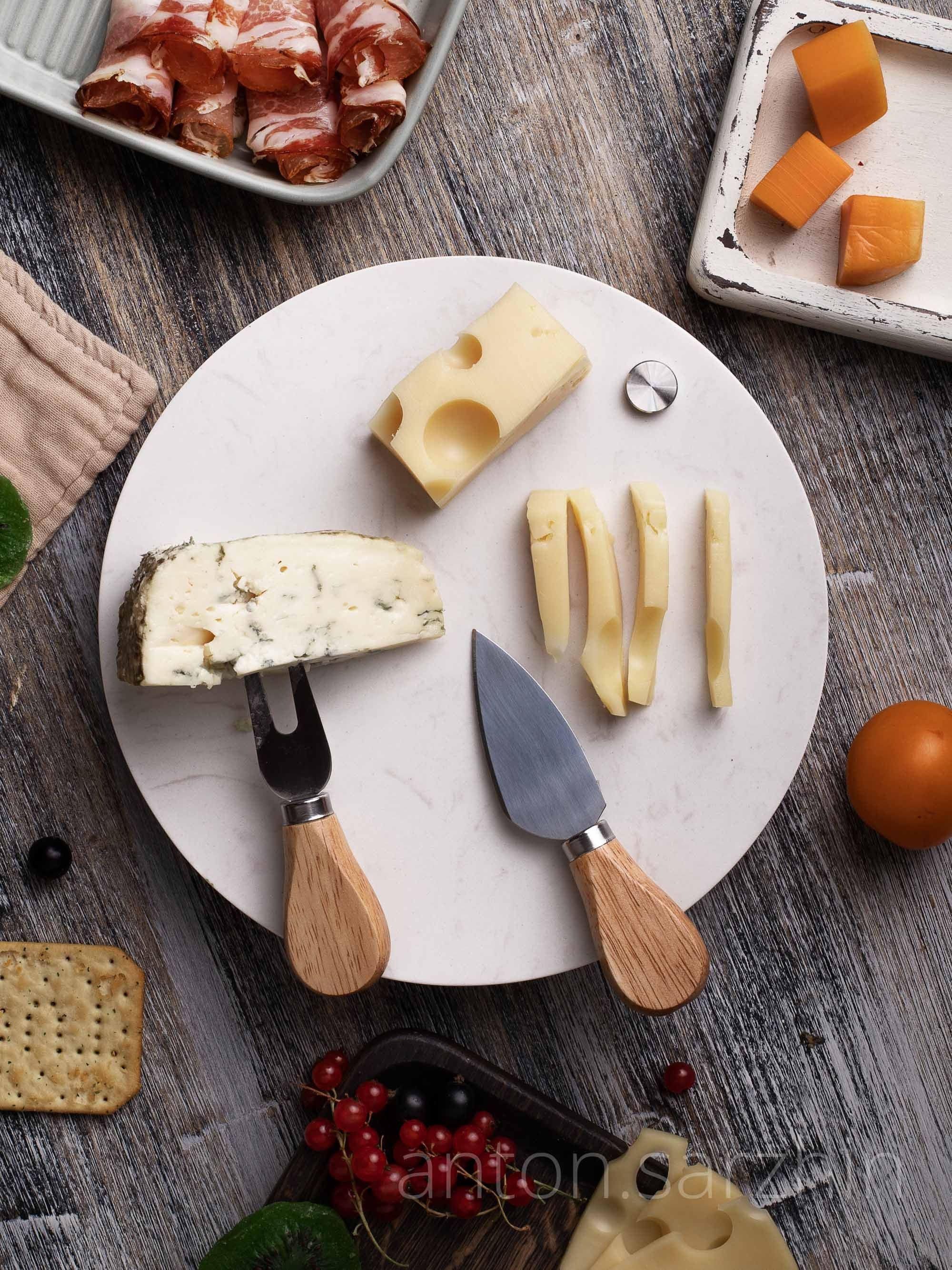 flatlay фуд съемка сыра с плесенью