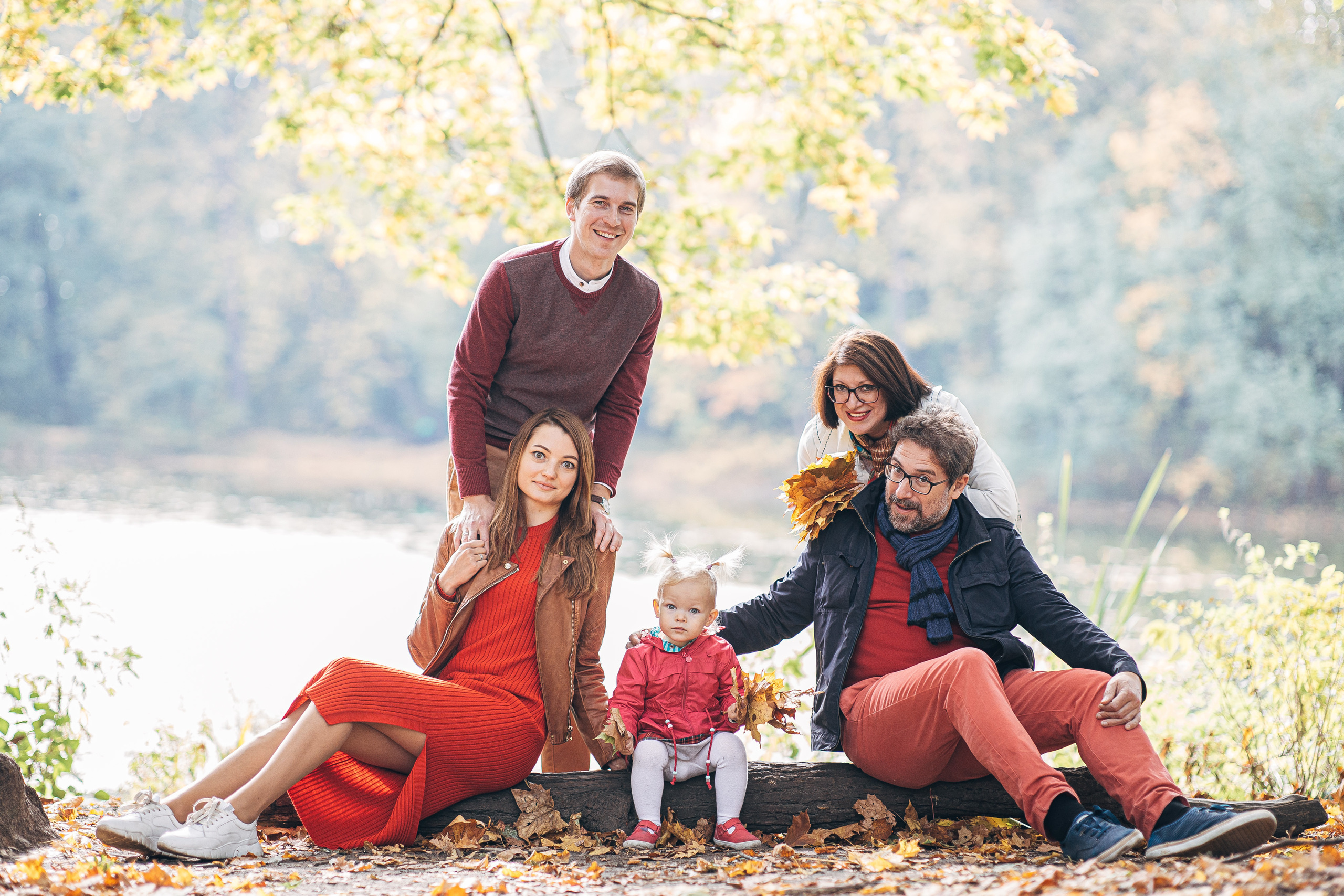 Семья позирует на фотосессии в жуковском парке.