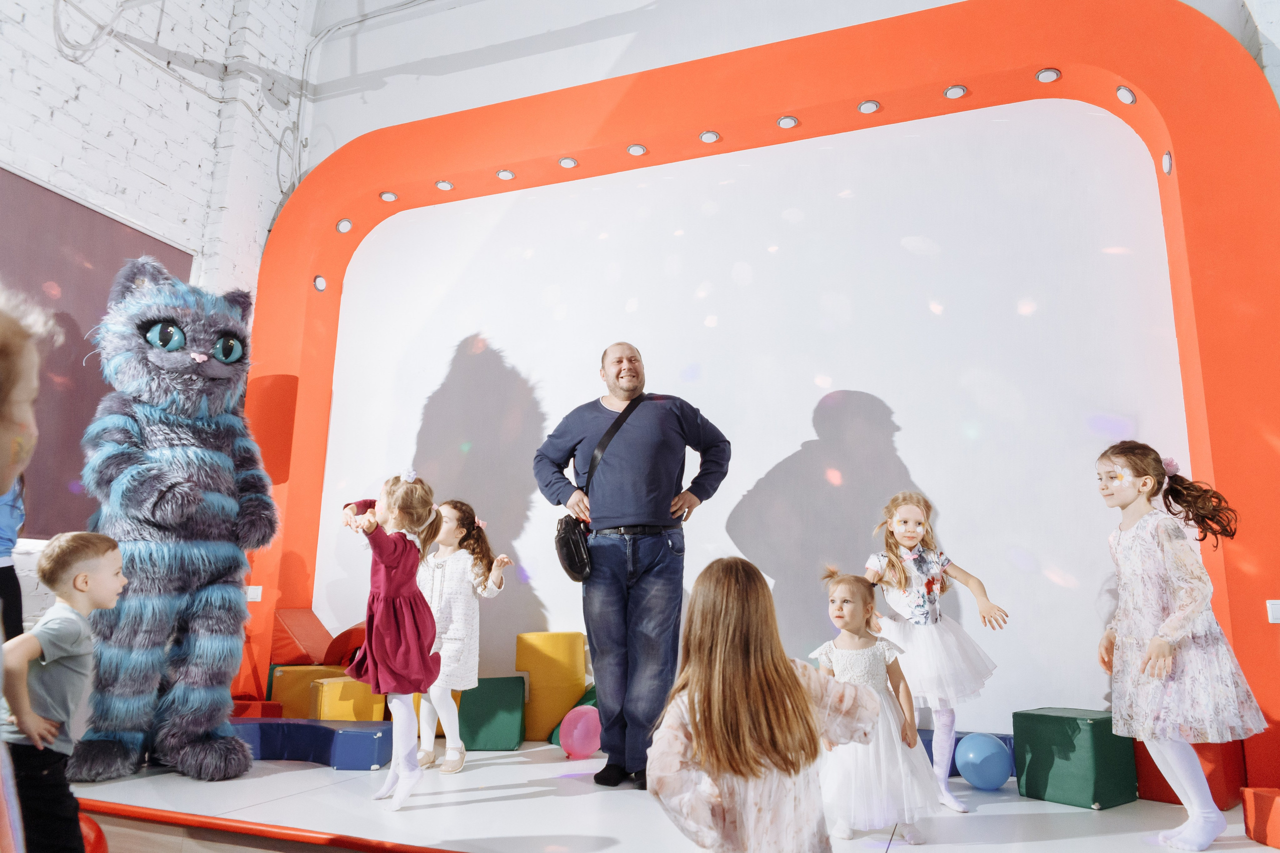 Олеся празднует свое 6 летие в компании Алисы, Чеширского кота и друзей. Событийный фотограф Максим Бескоровайновнов