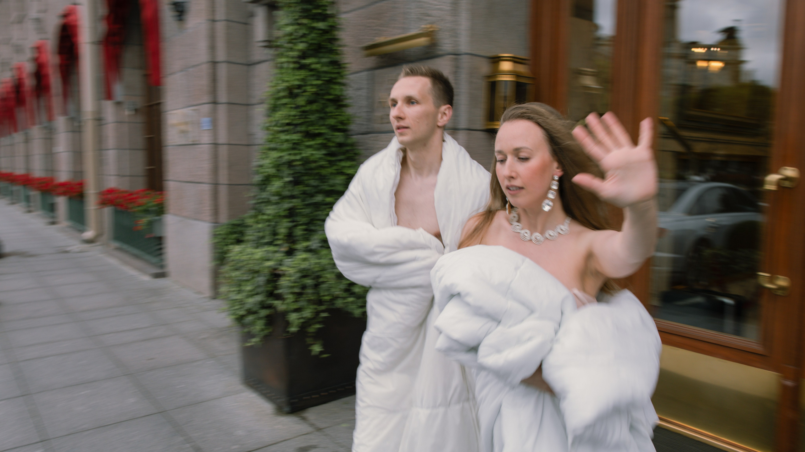 Лавстори прогулка в одеялах по ночному городу летом в Санкт-Петербурге. Фотограф в Санкт-Петербурге Вагнер Юлия