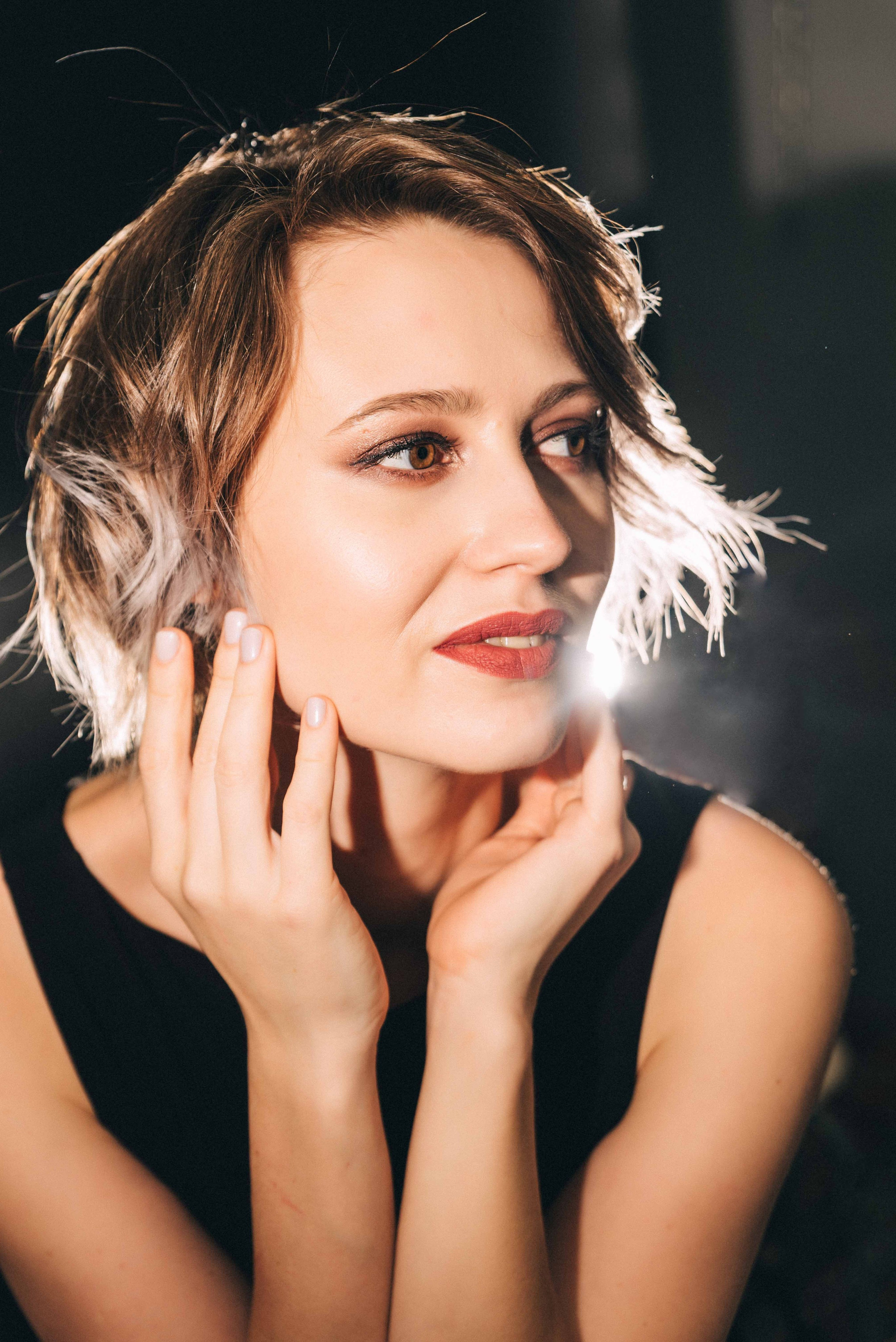 Саша и вино | портреты на белом фоне. Фотограф и видеограф в Москве и Абу Даби Мария Кулагина