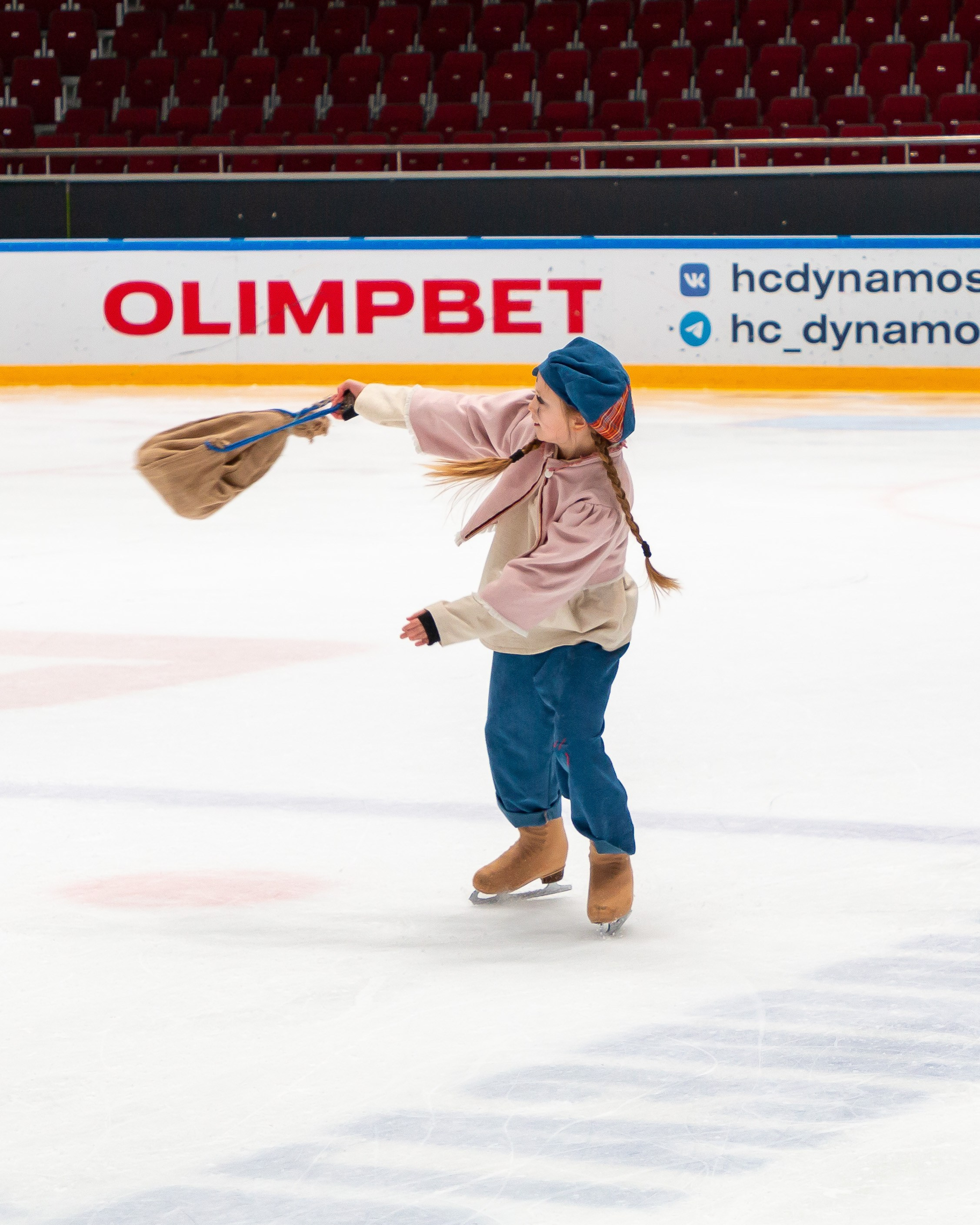 VII Ежегодный фестиваль массовых танцев на льду и фигурного катания «Петровский лёд» Санкт-Петербург 2024. Репортажный фотограф в Москве