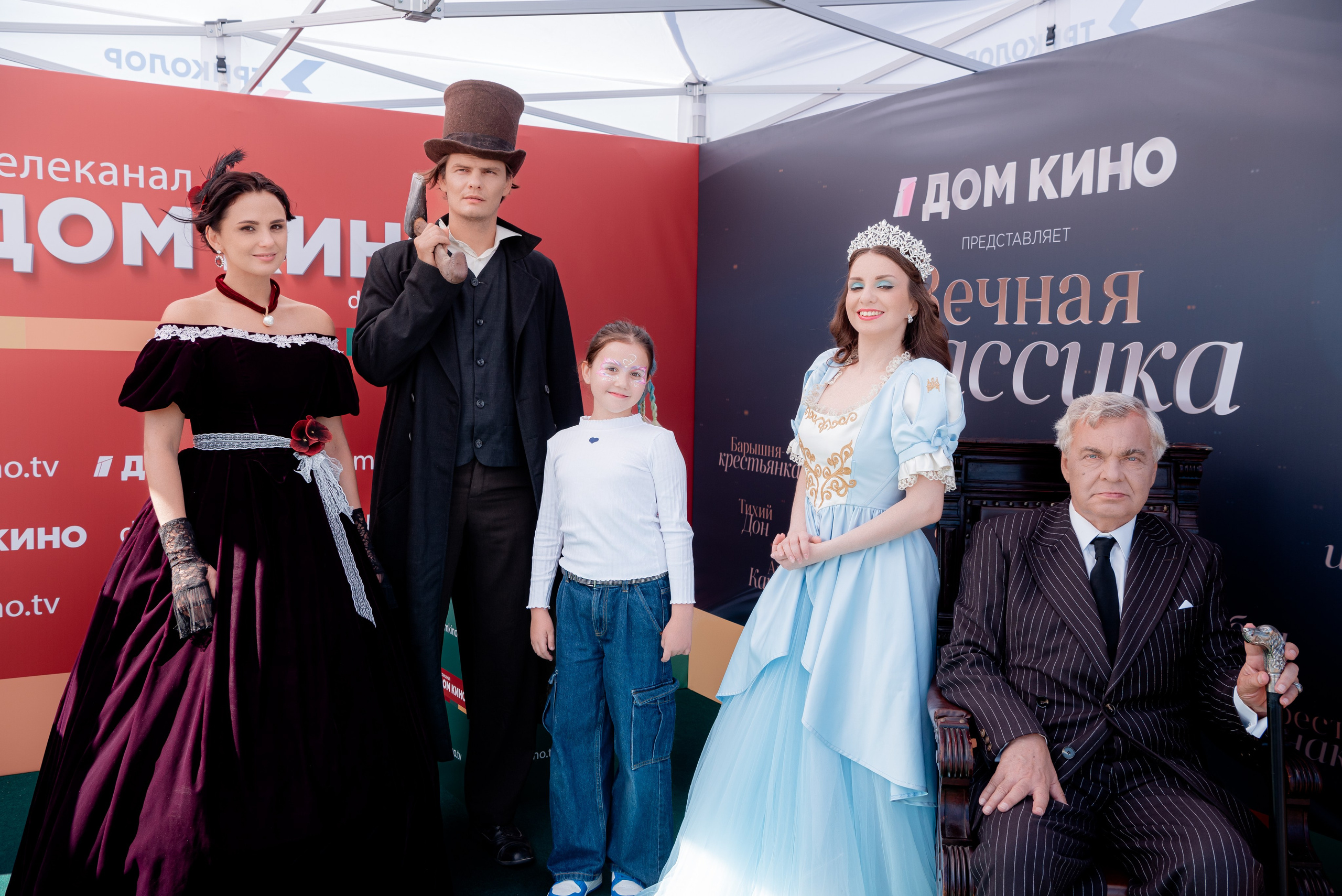 Портретные фото с артистами в палатке Триколор Дом Кинов на день города Волгоград. Фотограф в Волгограде и Волжском Александр Горбань