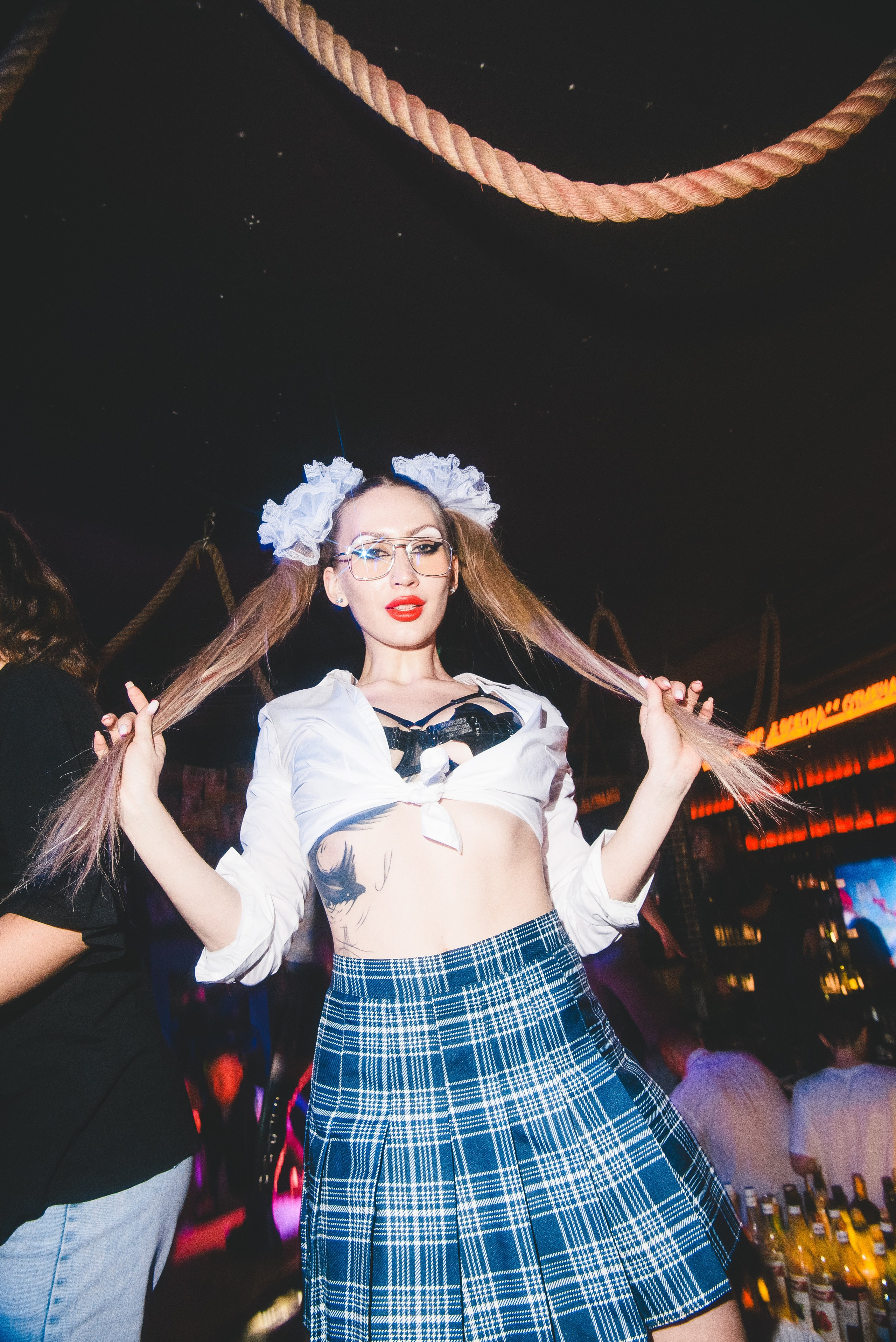 Грязные школьницы зажигают полуголыми на барной стойке в НеБар