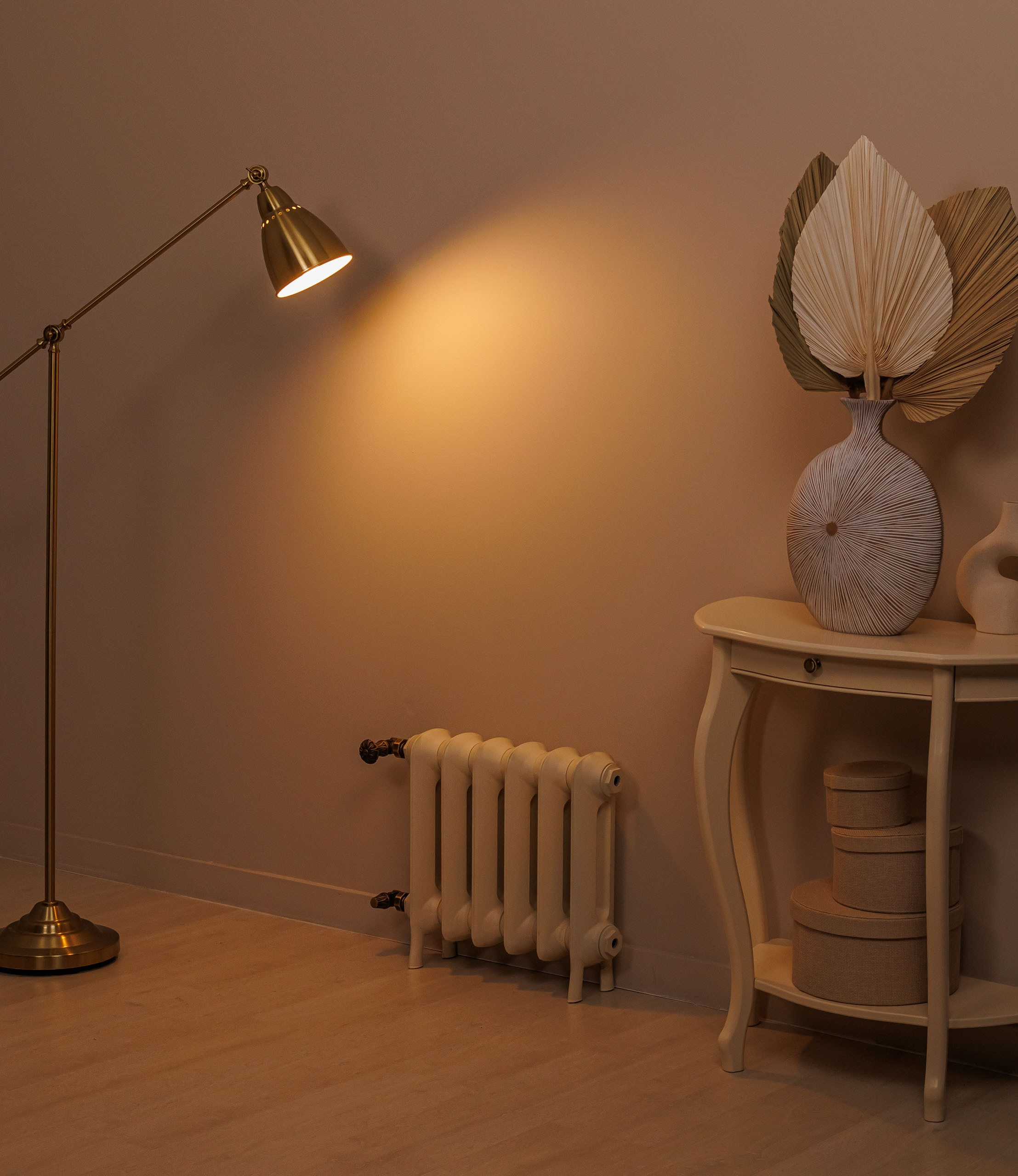 Предметные фотографии дизайнерских радиаторов отопления в стиле ретро