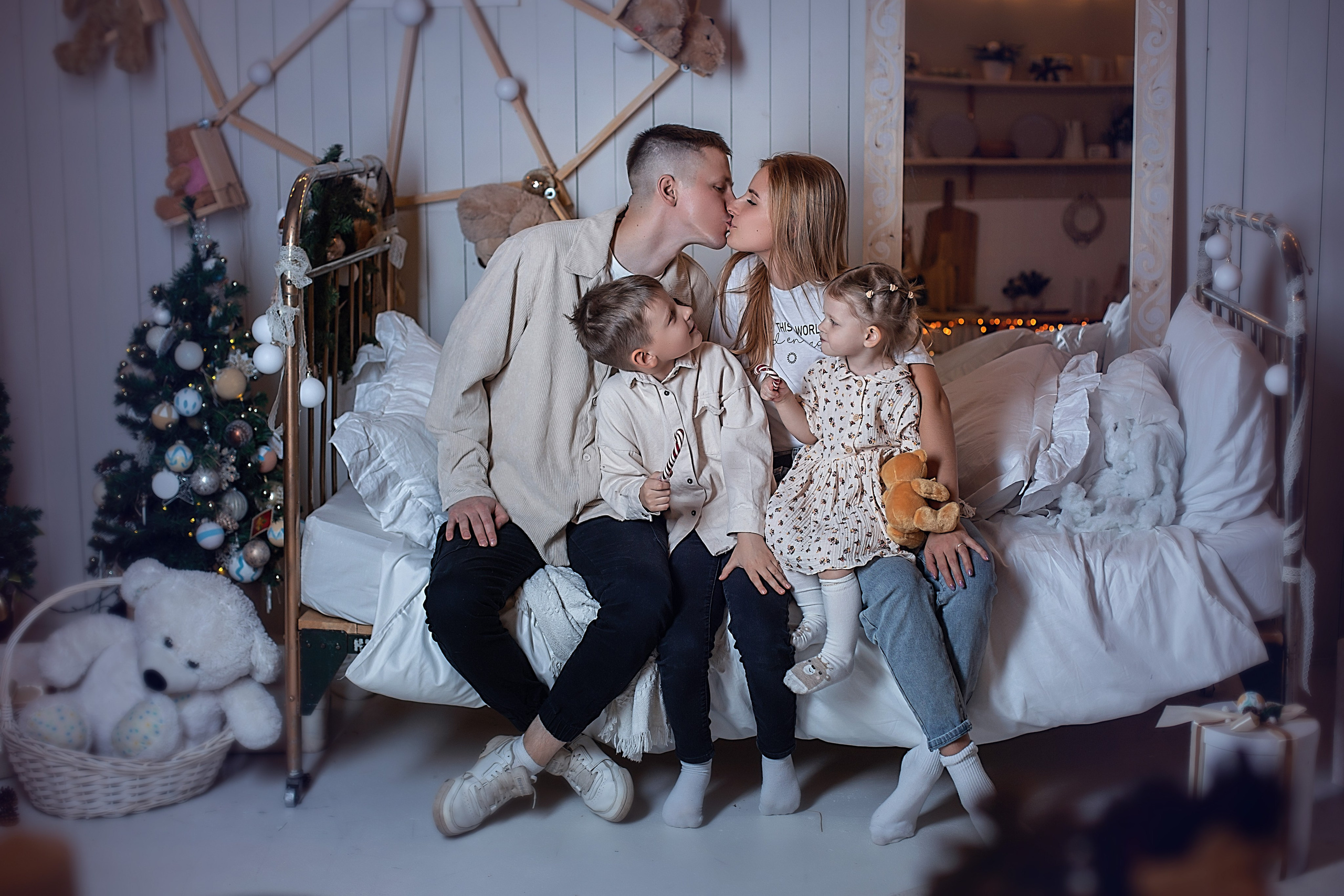 Новогодняя_Евгений и Юлия с детьми. Семейный фотограф в Санкт-Петербурге